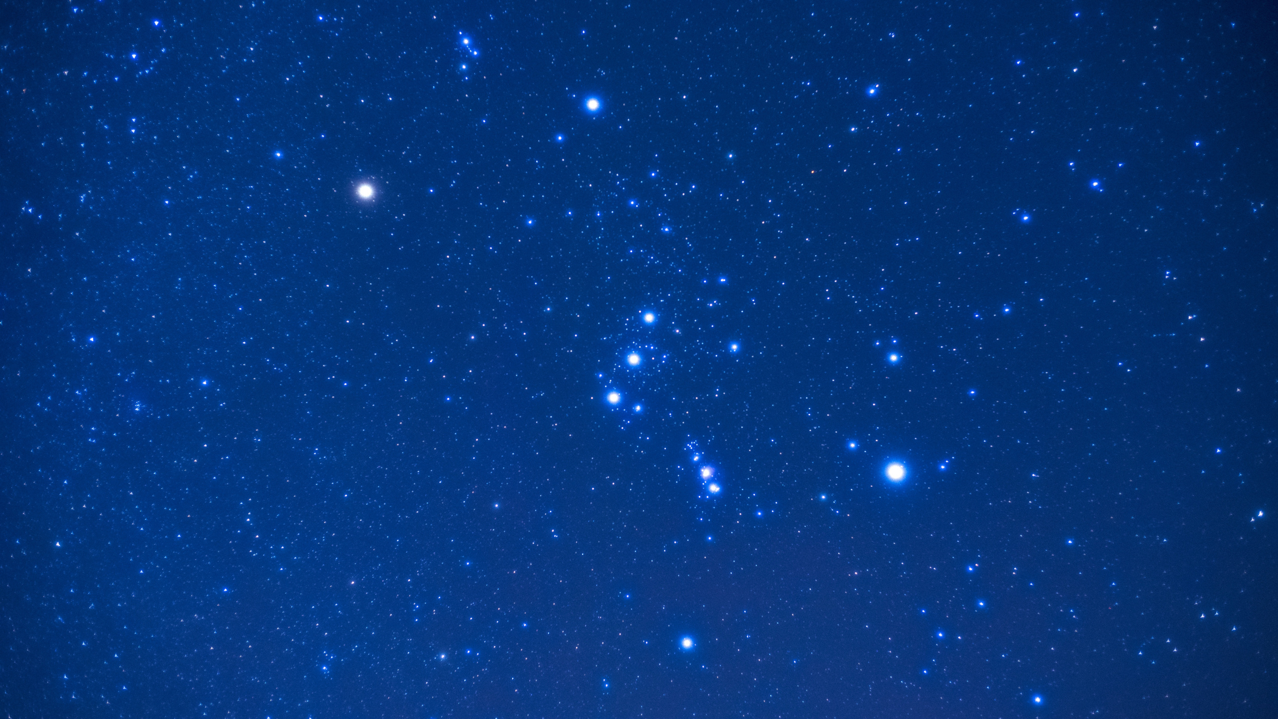Blue and White Stars in Blue Sky. Wallpaper in 2560x1440 Resolution