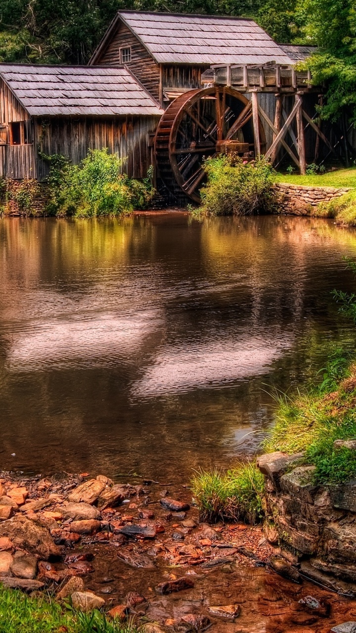 Maison en Bois Marron à Côté de la Rivière Pendant la Journée. Wallpaper in 720x1280 Resolution