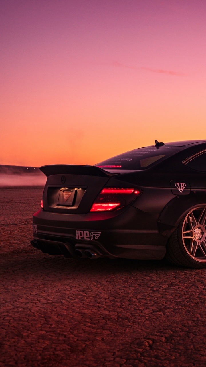 Porsche 911 Noire Sur Sable Brun Pendant la Journée. Wallpaper in 720x1280 Resolution