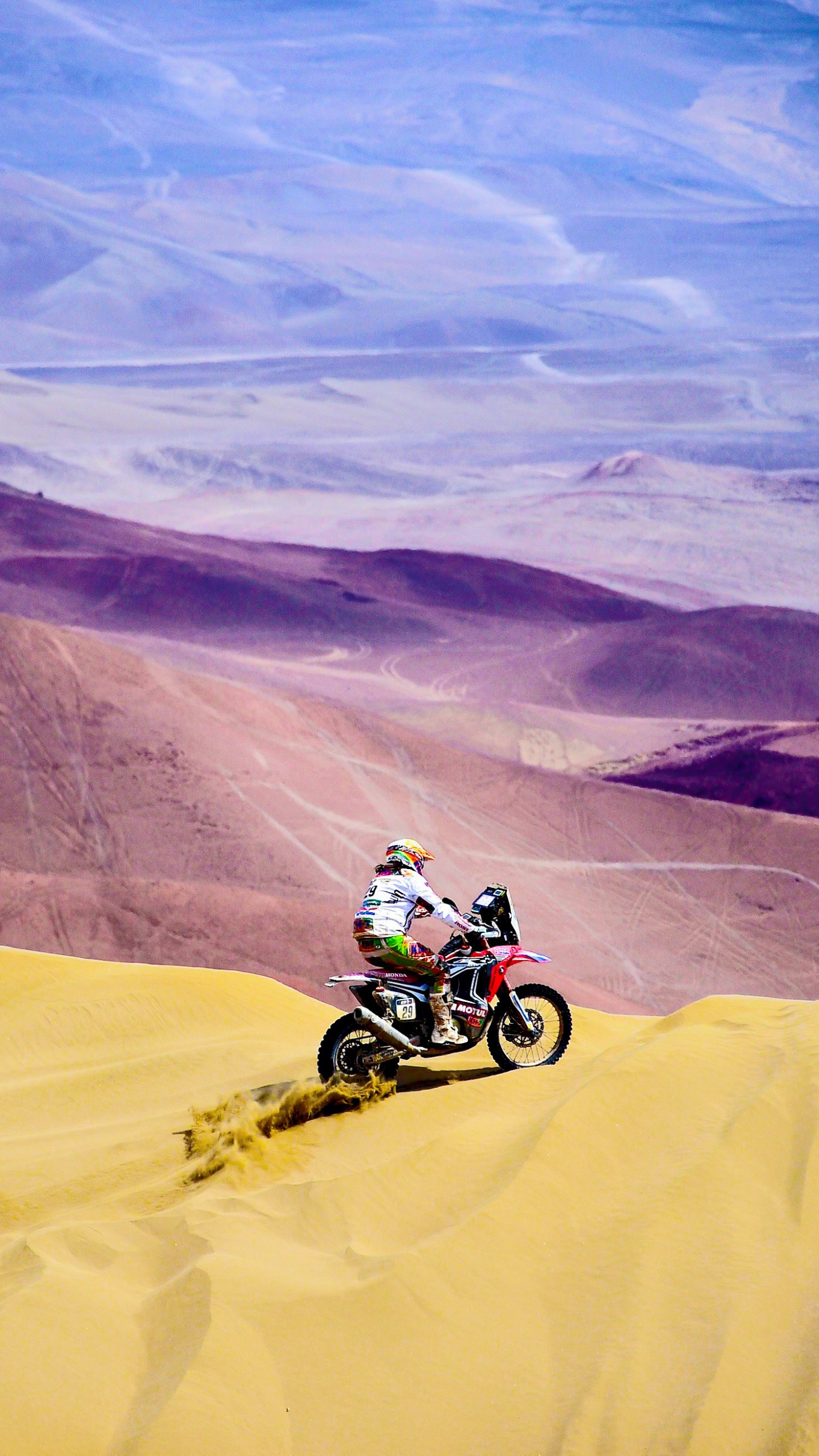 Mann, Der Tagsüber Motocross-Dirt-Bike in Der Wüste Fährt. Wallpaper in 1440x2560 Resolution