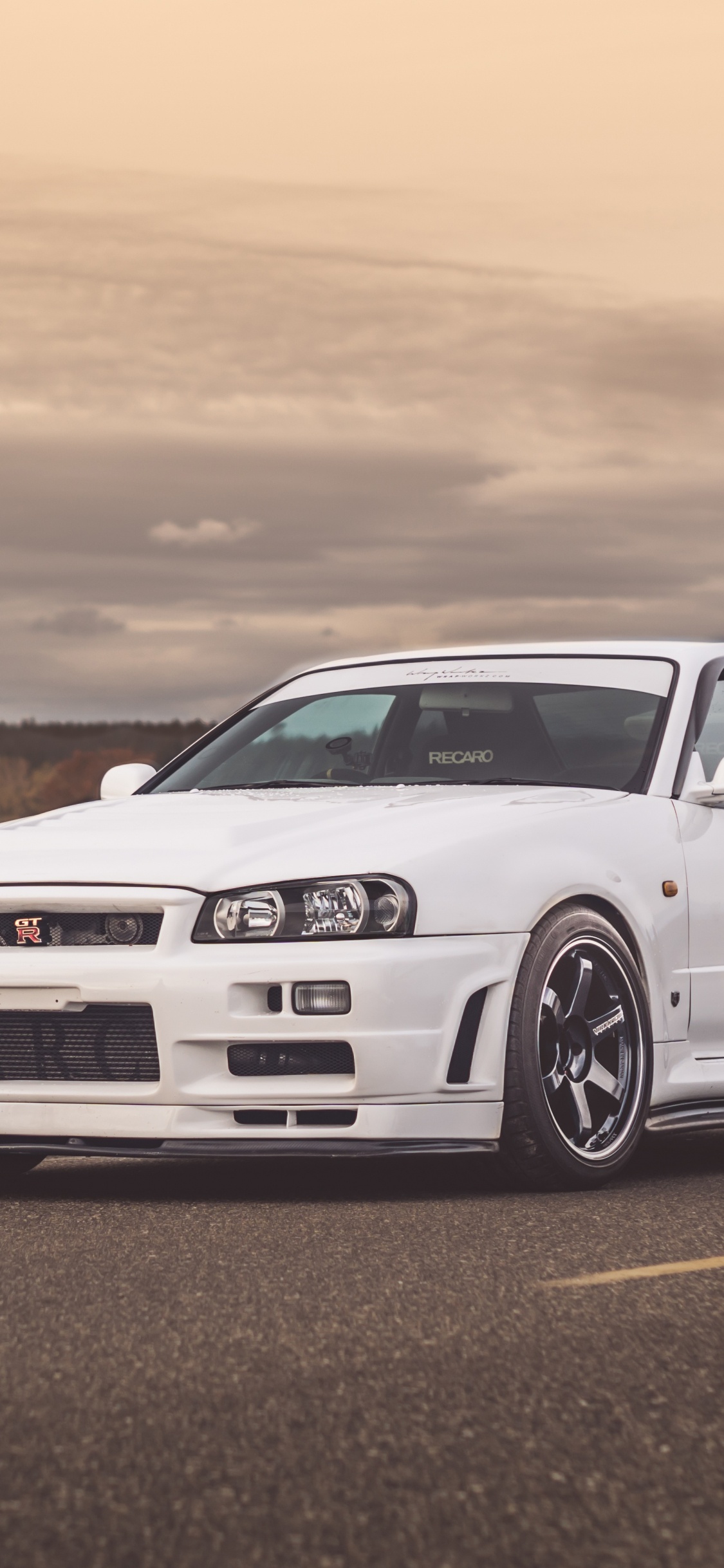 Bmw m 3 Blanche Sur Route. Wallpaper in 1125x2436 Resolution