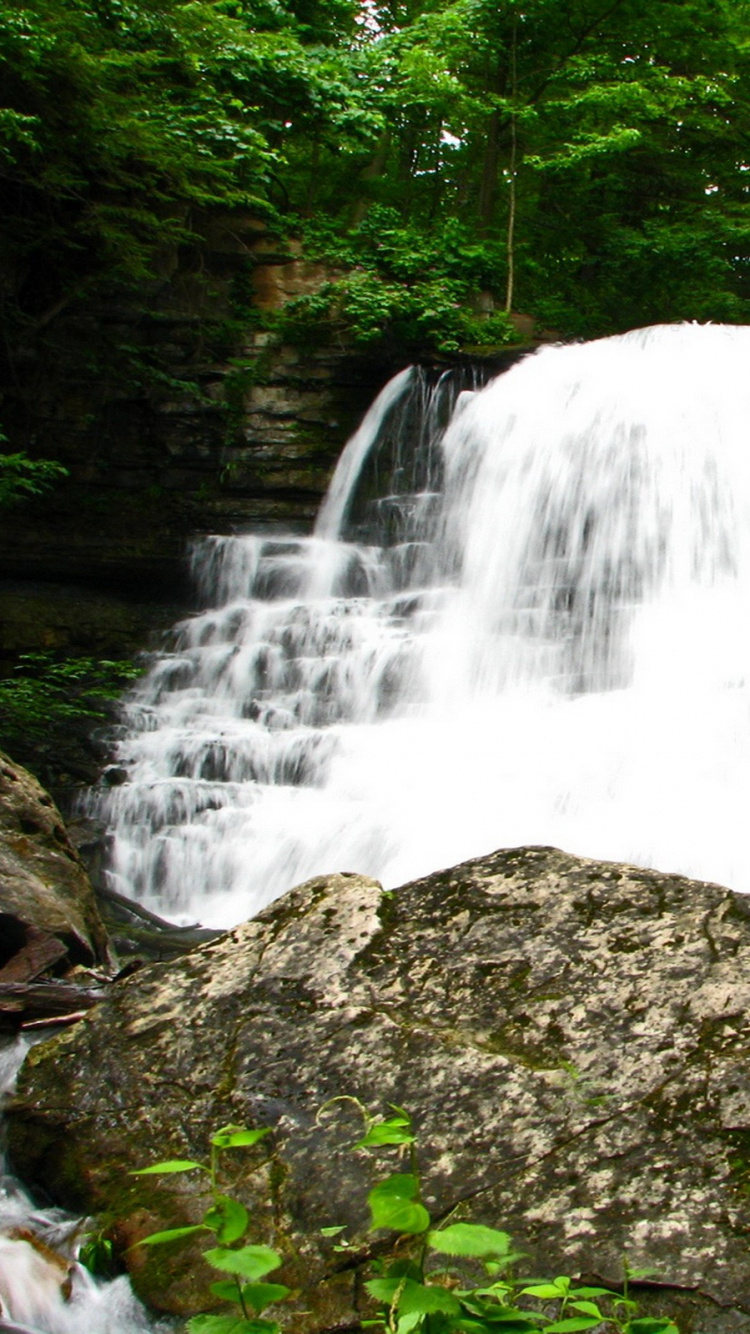 el Agua Cae Sobre Suelo Rocoso. Wallpaper in 750x1334 Resolution