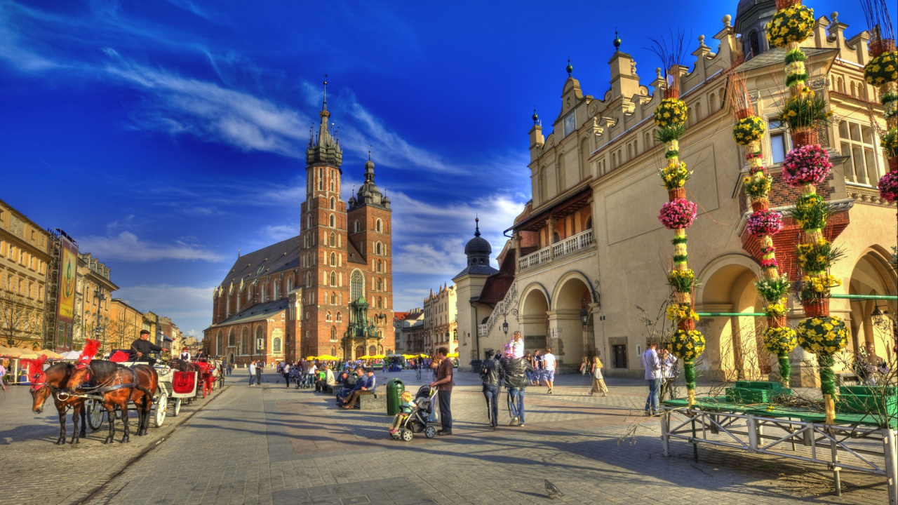 Leute, Die Tagsüber in Der Nähe Eines Braunen Betongebäudes Auf Der Straße Gehen. Wallpaper in 1280x720 Resolution