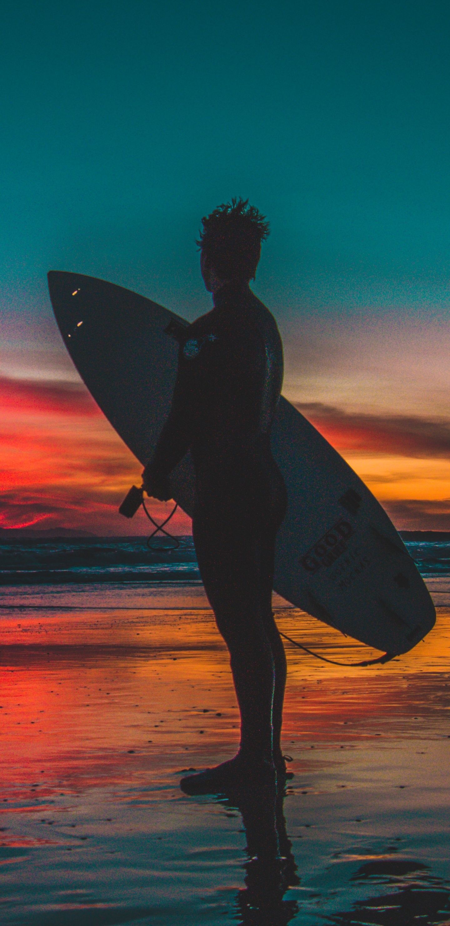 Silhouette Einer Frau Mit Surfbrett am Strand Bei Sonnenuntergang. Wallpaper in 1440x2960 Resolution