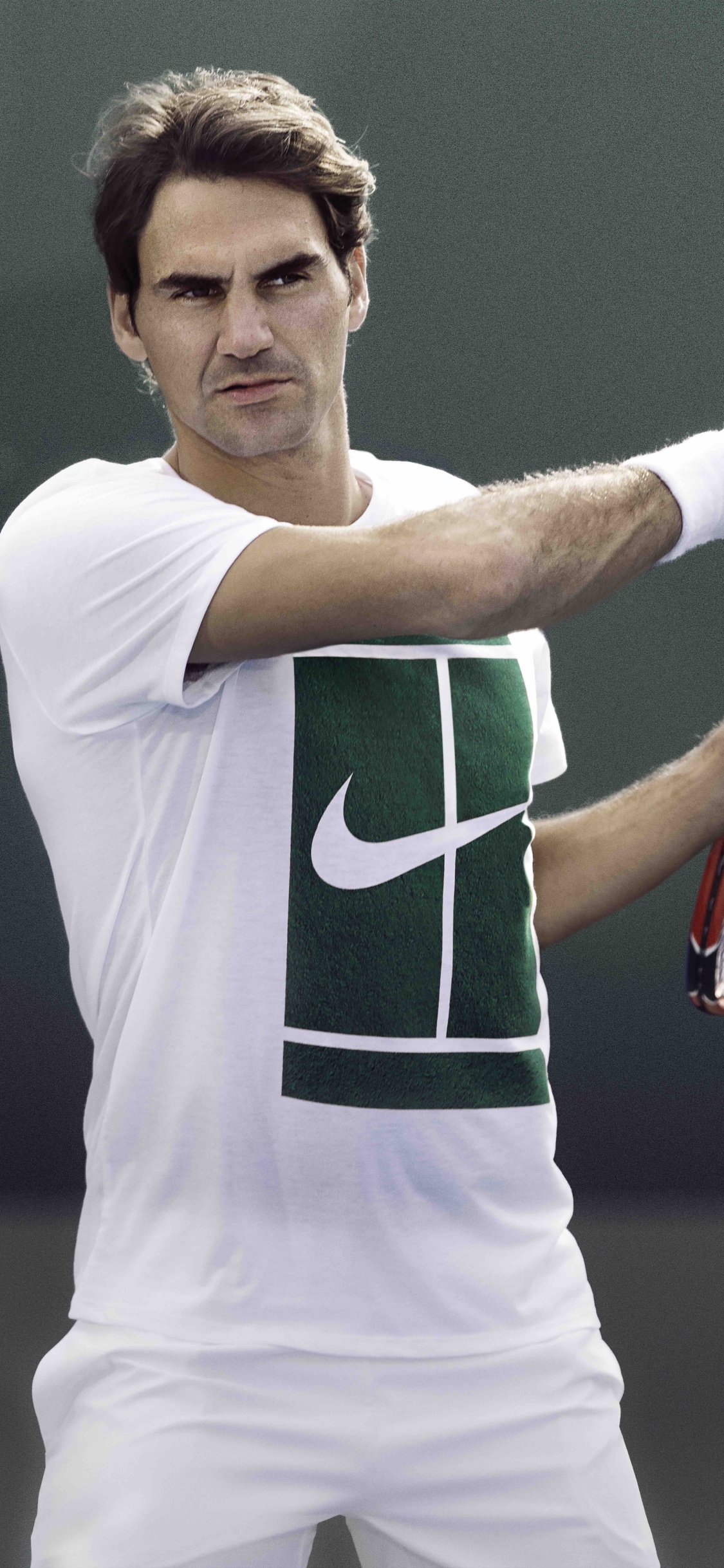 Homme en Chemise Jersey Nike Vert et Blanc Tenant Une Raquette de Tennis Rouge et Blanc. Wallpaper in 1125x2436 Resolution