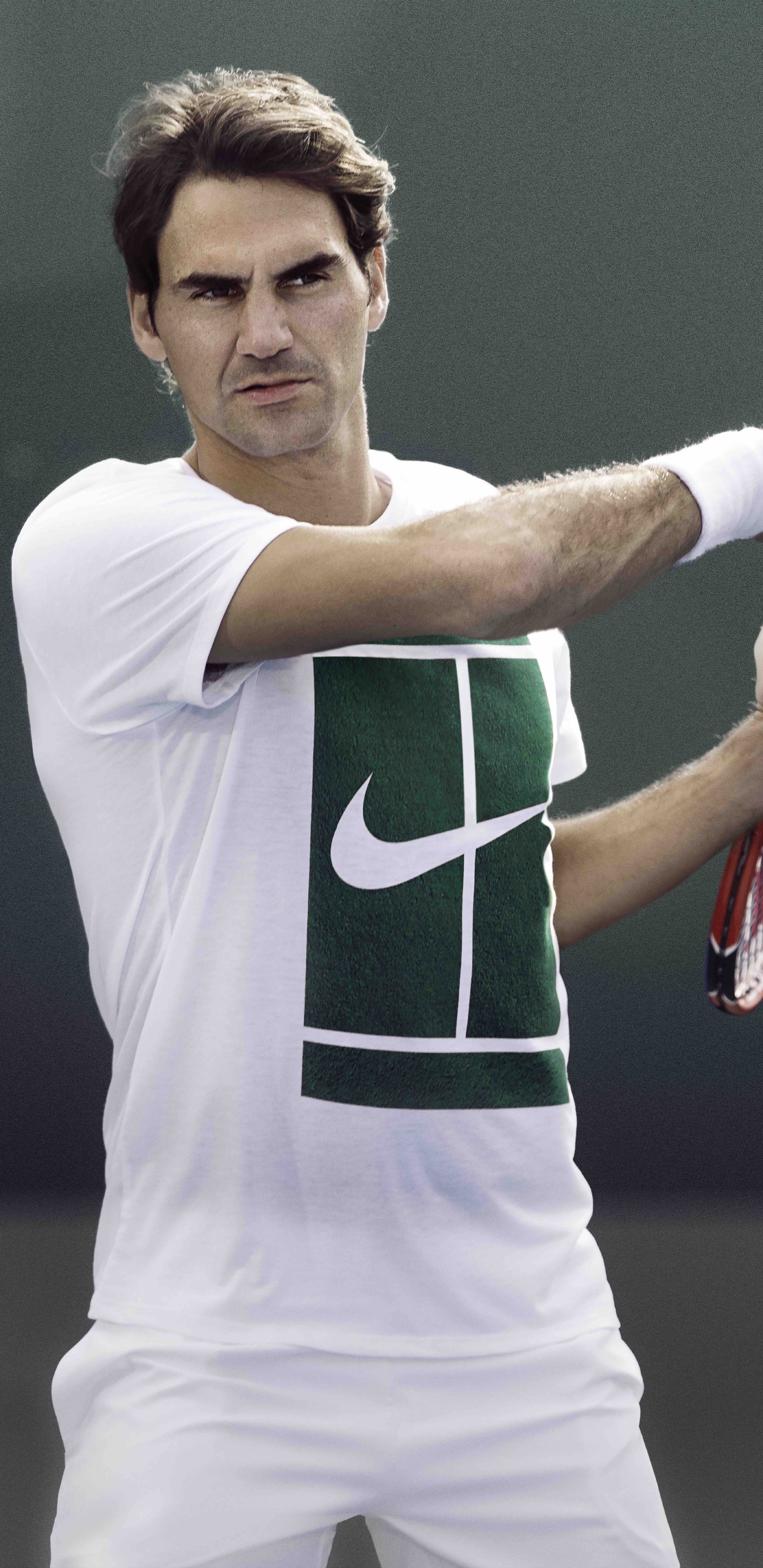 Homme en Chemise Jersey Nike Vert et Blanc Tenant Une Raquette de Tennis Rouge et Blanc. Wallpaper in 1440x2960 Resolution