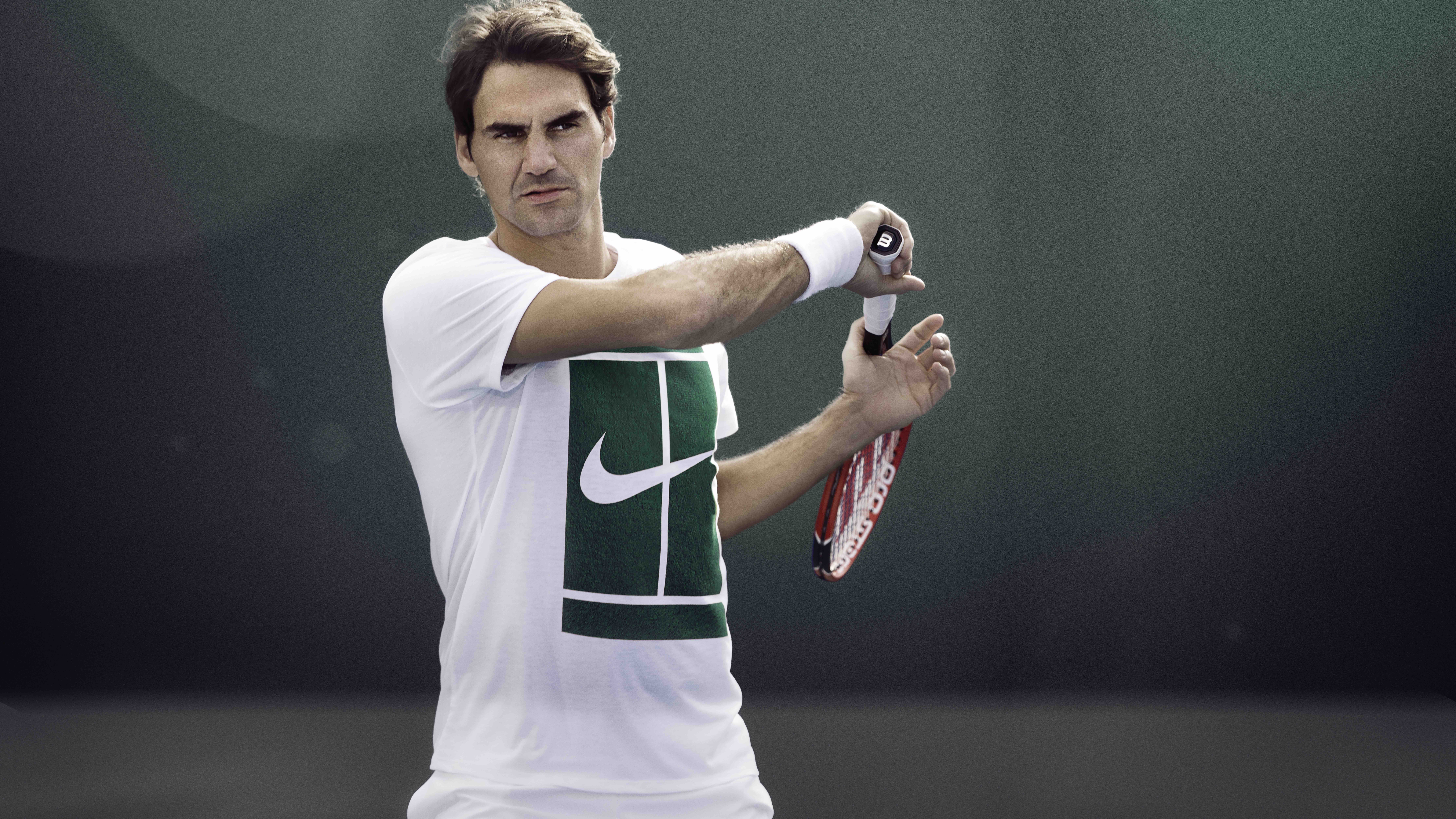 Homme en Chemise Jersey Nike Vert et Blanc Tenant Une Raquette de Tennis Rouge et Blanc. Wallpaper in 7680x4320 Resolution