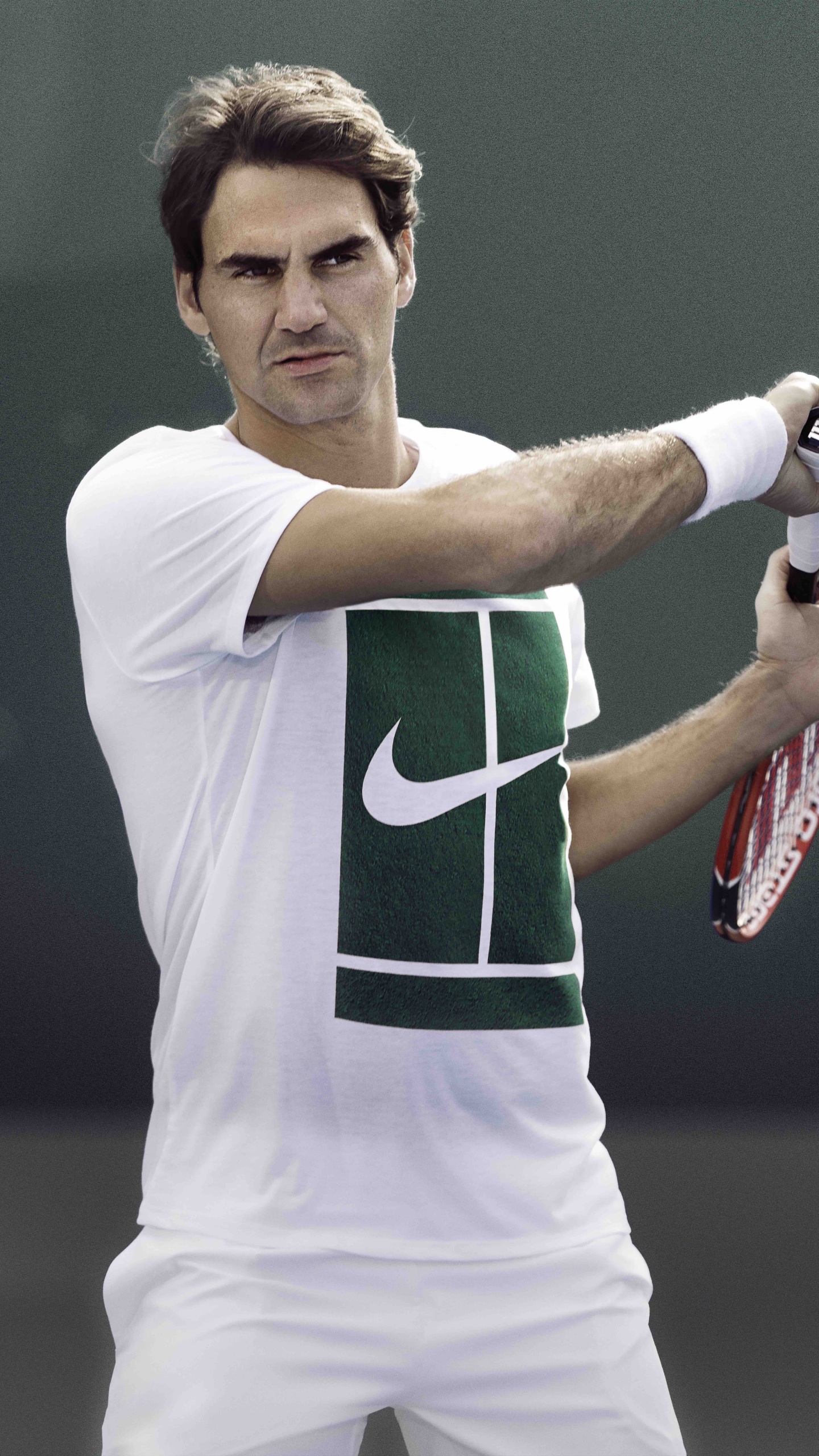 Mann im Grün-weißen Nike-Jersey-Shirt Mit Rot-weißem Tennisschläger. Wallpaper in 1440x2560 Resolution