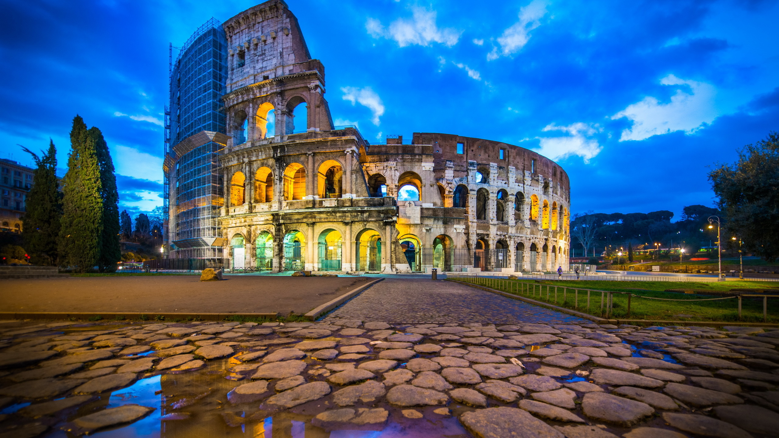 Brown Concrete Building Under Blue Sky During Daytime. Wallpaper in 2560x1440 Resolution