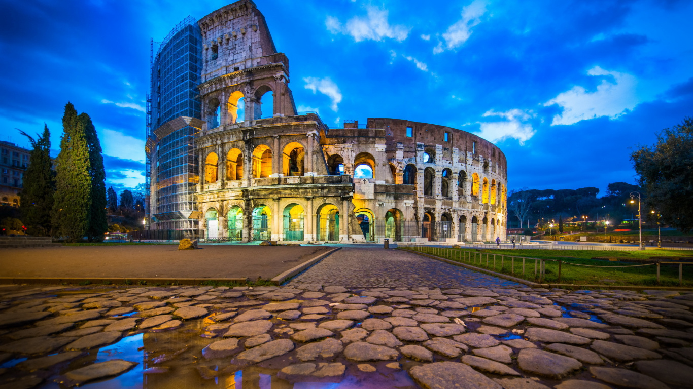 Edificio de Hormigón Marrón Bajo un Cielo Azul Durante el Día. Wallpaper in 1366x768 Resolution