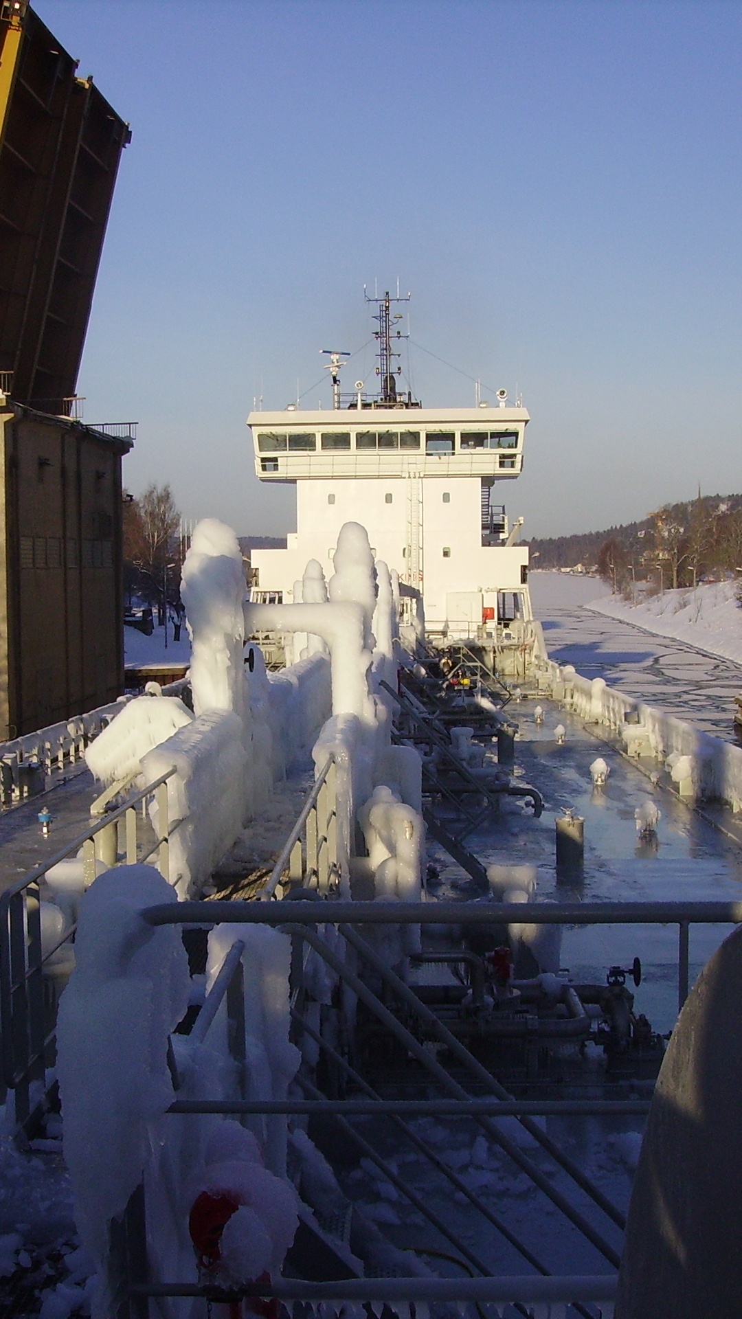 Bâtiment en Béton Blanc Pendant la Journée. Wallpaper in 1080x1920 Resolution