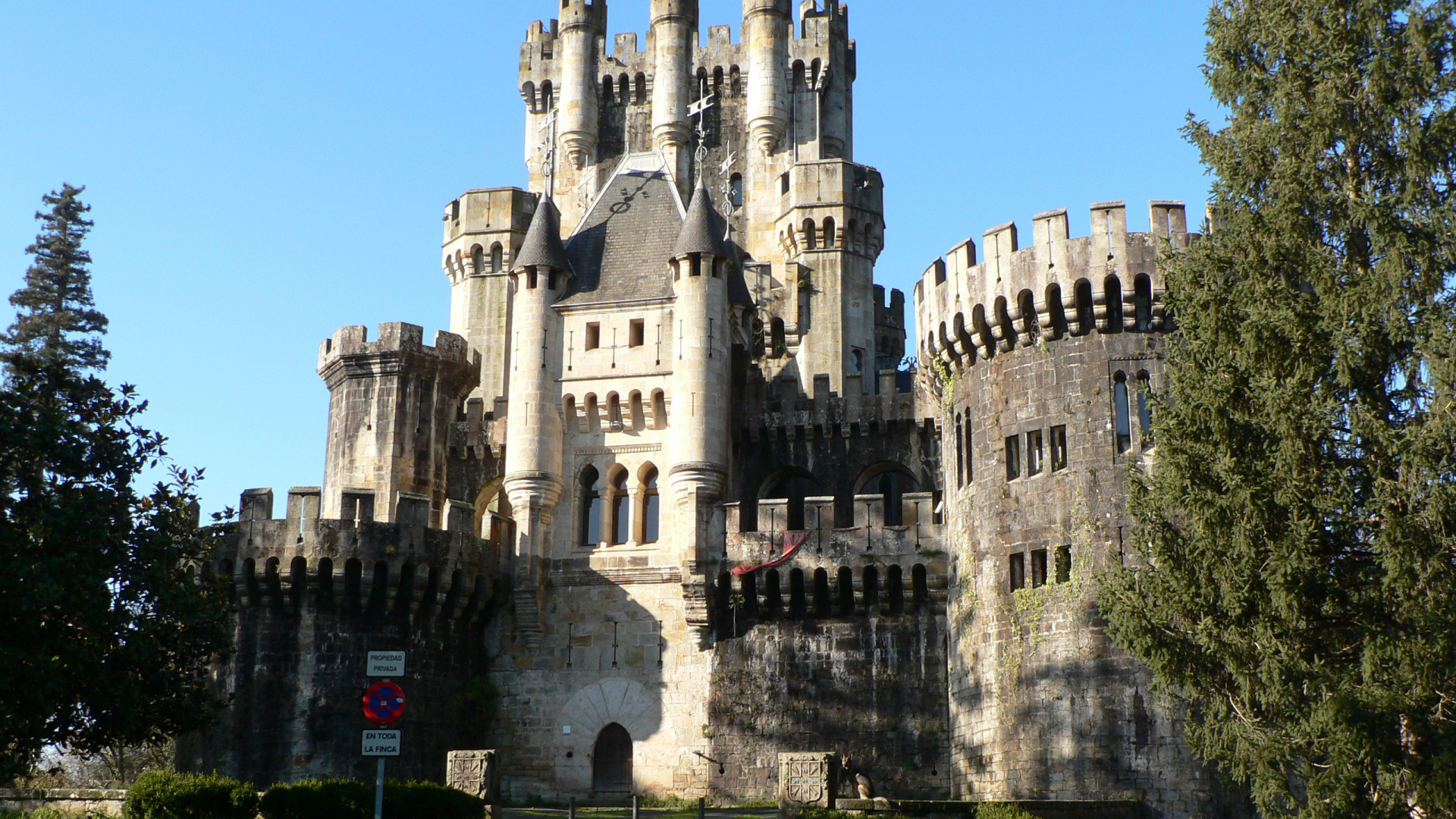 Brown Concrete Castle Under Blue Sky During Daytime. Wallpaper in 1920x1080 Resolution
