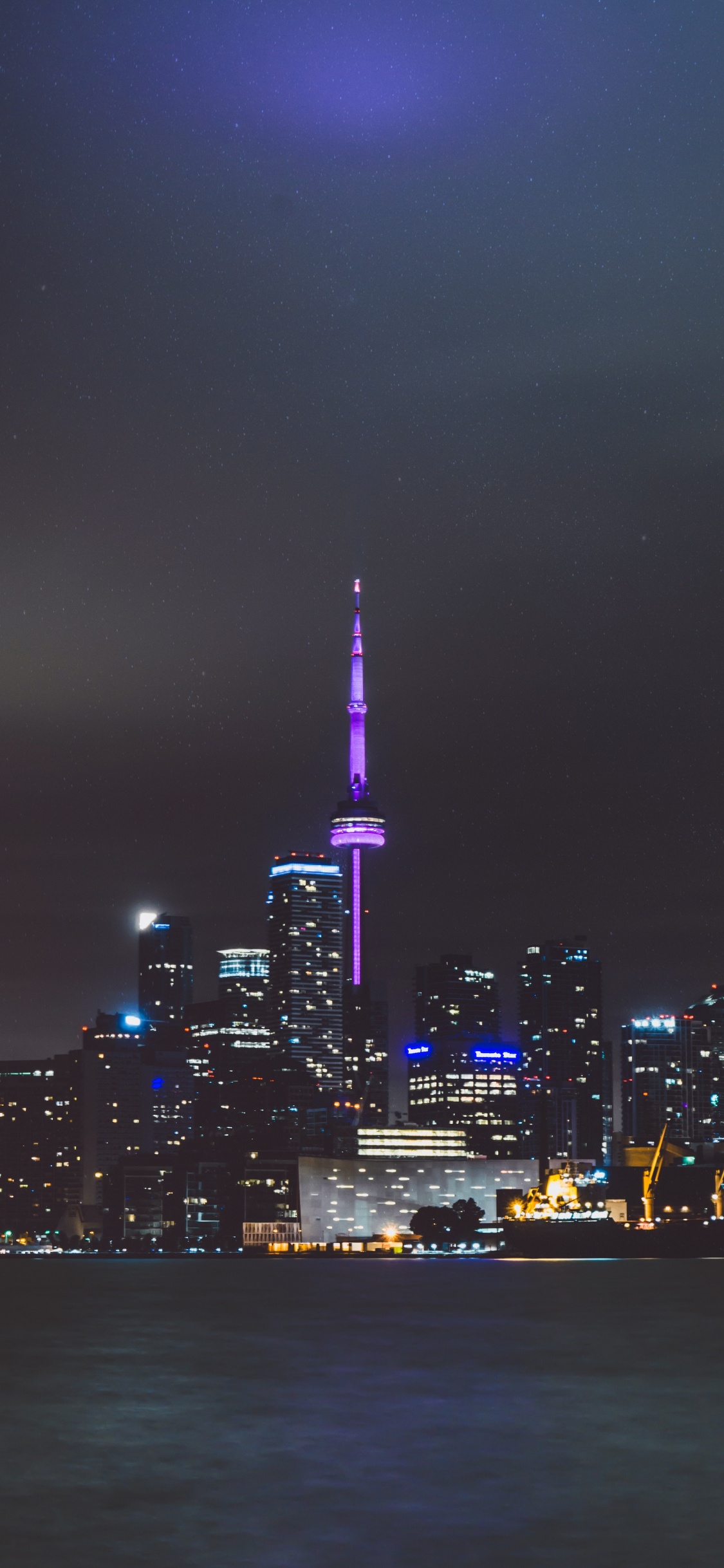 Horizonte de la Ciudad Durante la Noche. Wallpaper in 1125x2436 Resolution