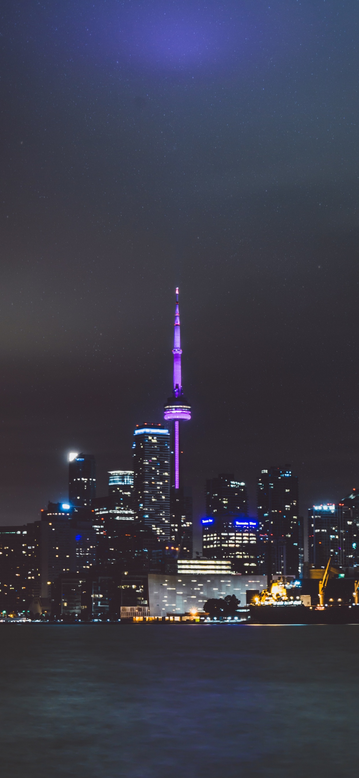 Horizon de la Ville Pendant la Nuit. Wallpaper in 1242x2688 Resolution