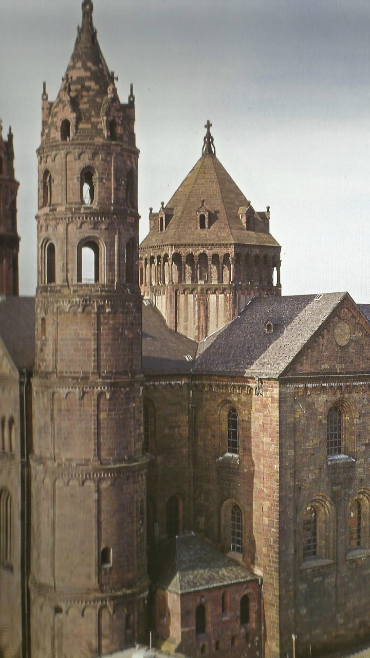 Bâtiment en Béton Brun Sous Ciel Blanc Pendant la Journée. Wallpaper in 720x1280 Resolution