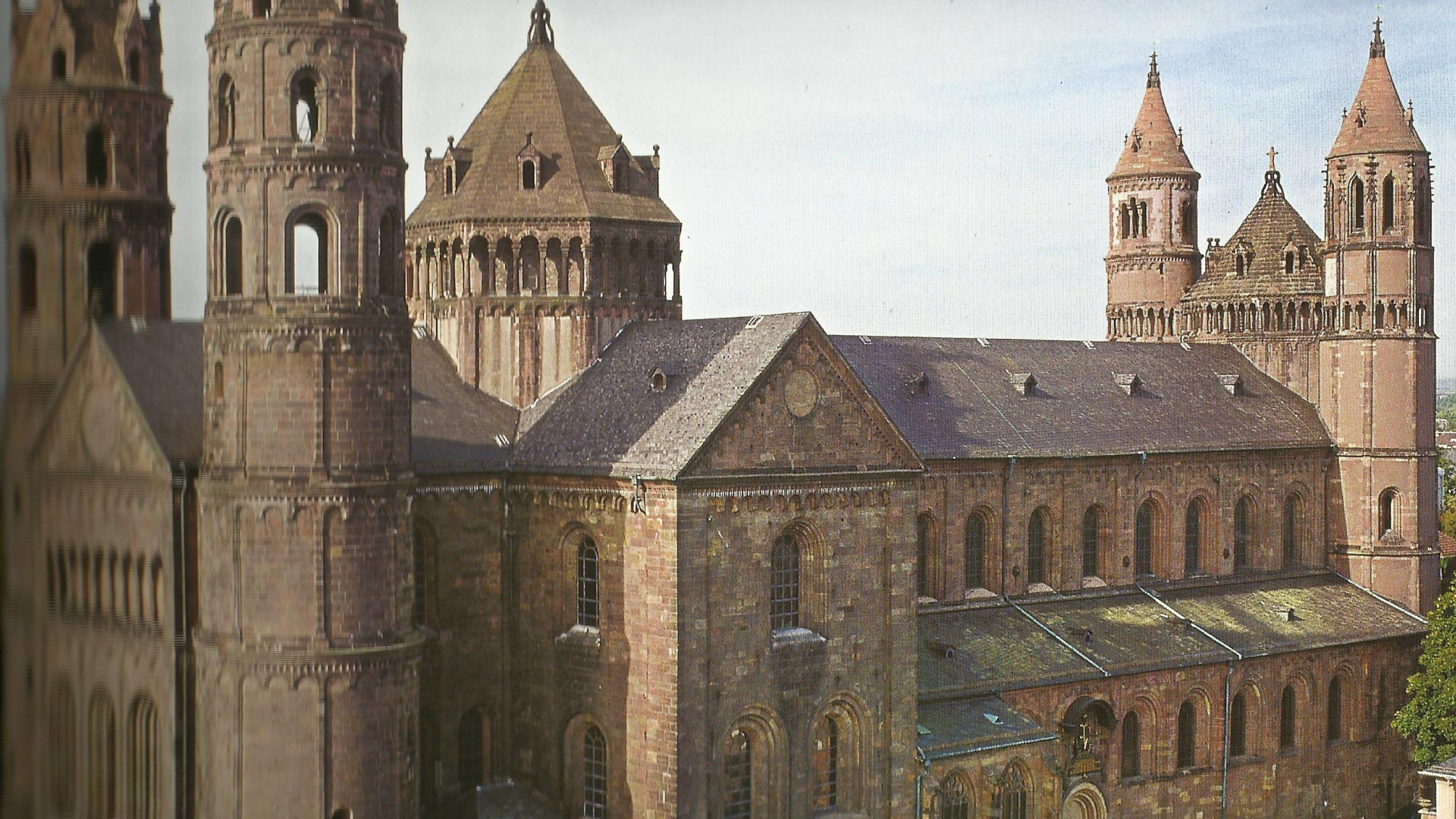 Braunes Betongebäude Unter Weißem Himmel Tagsüber. Wallpaper in 1920x1080 Resolution