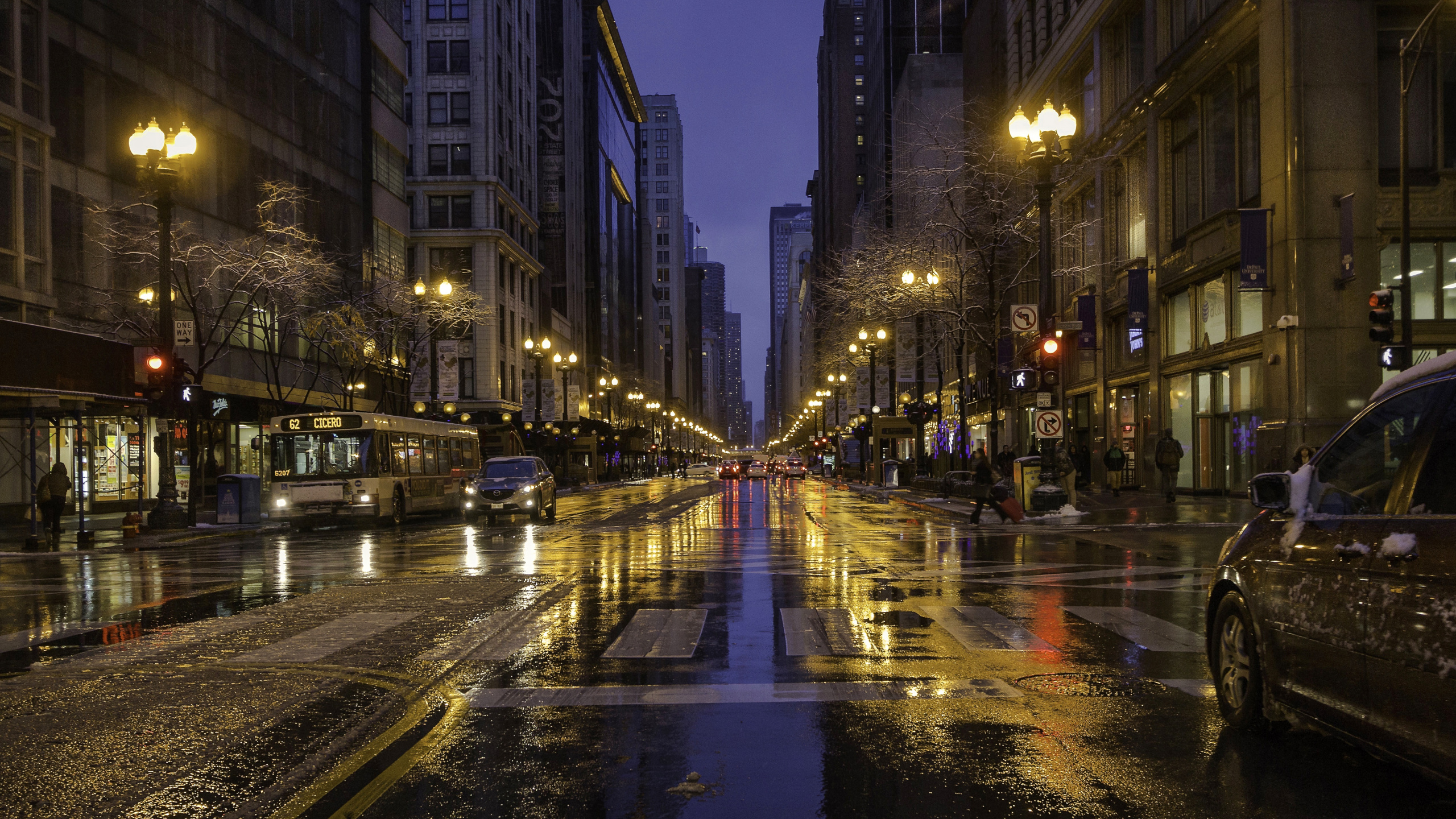 Voitures Sur Route Entre Les Immeubles de Grande Hauteur Pendant la Nuit. Wallpaper in 2560x1440 Resolution