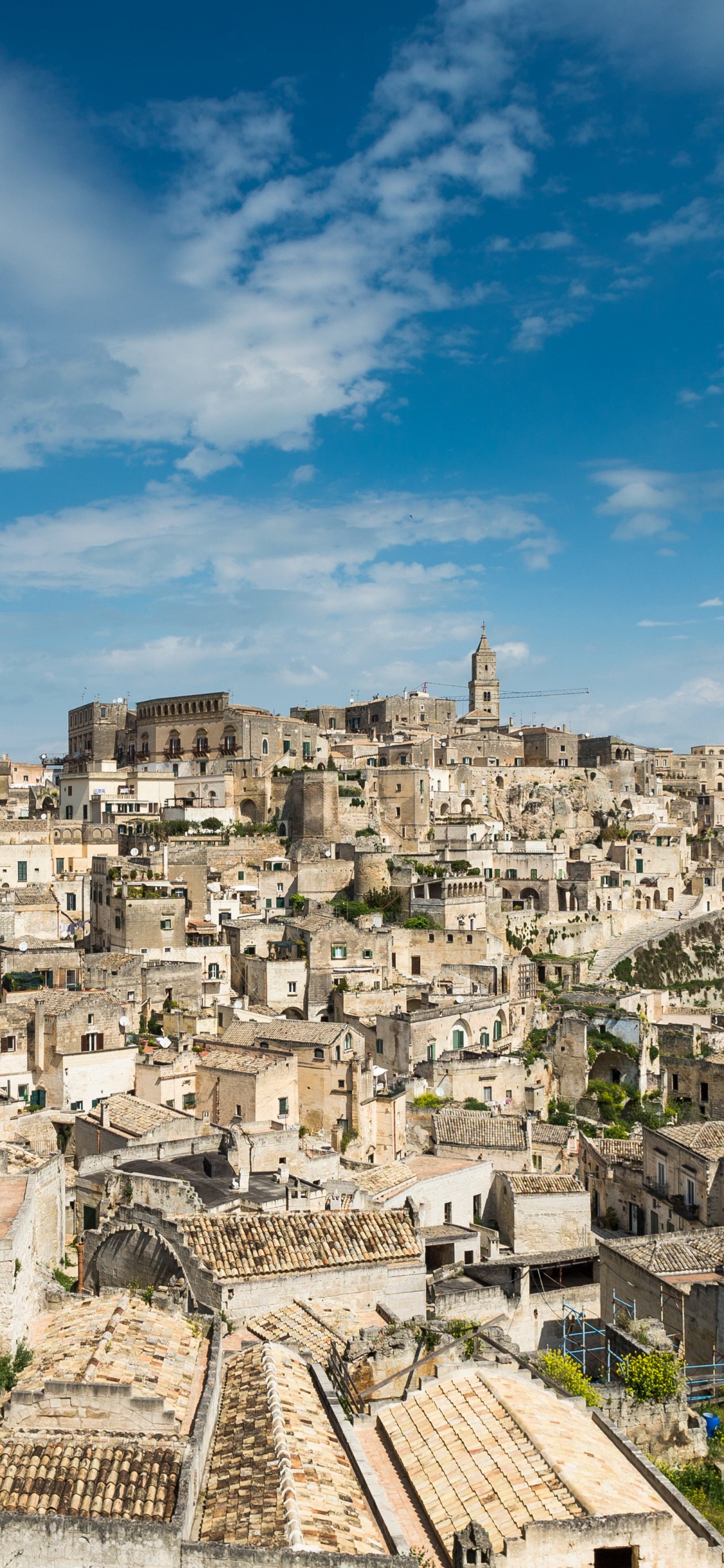 Edificios de Hormigón Blanco Bajo un Cielo Azul Durante el Día. Wallpaper in 1125x2436 Resolution