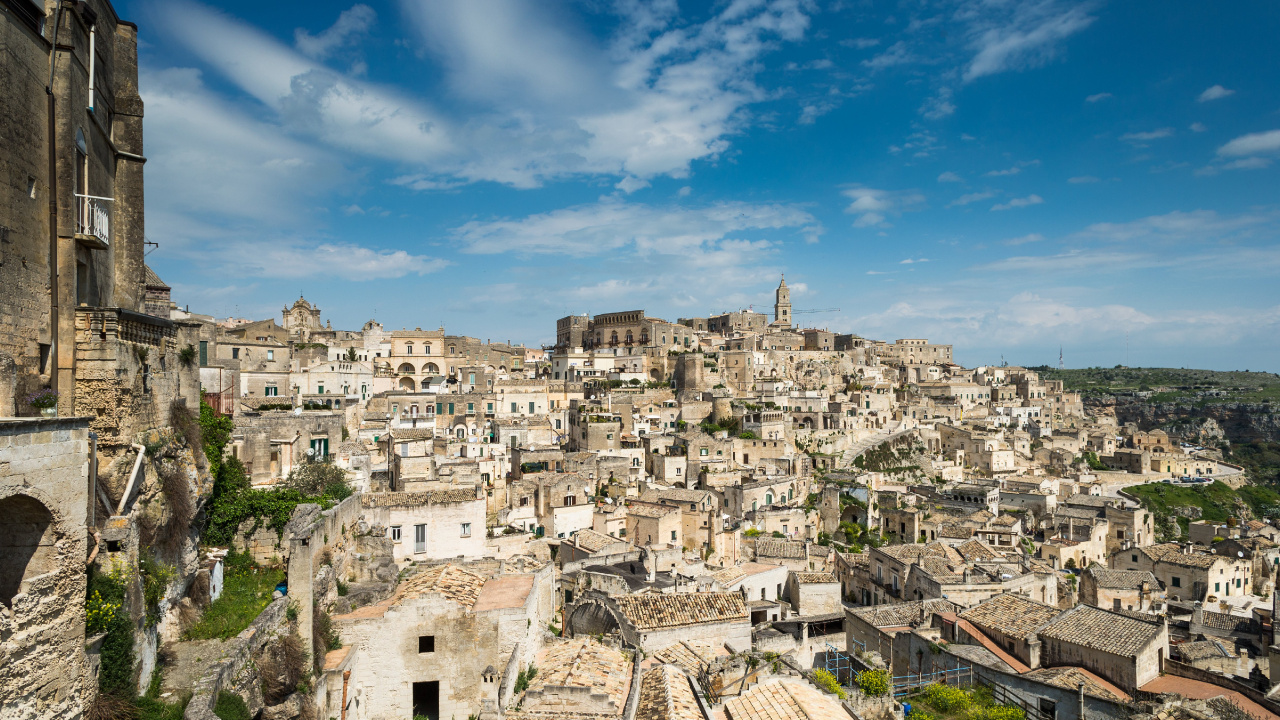 Edificios de Hormigón Blanco Bajo un Cielo Azul Durante el Día. Wallpaper in 1280x720 Resolution