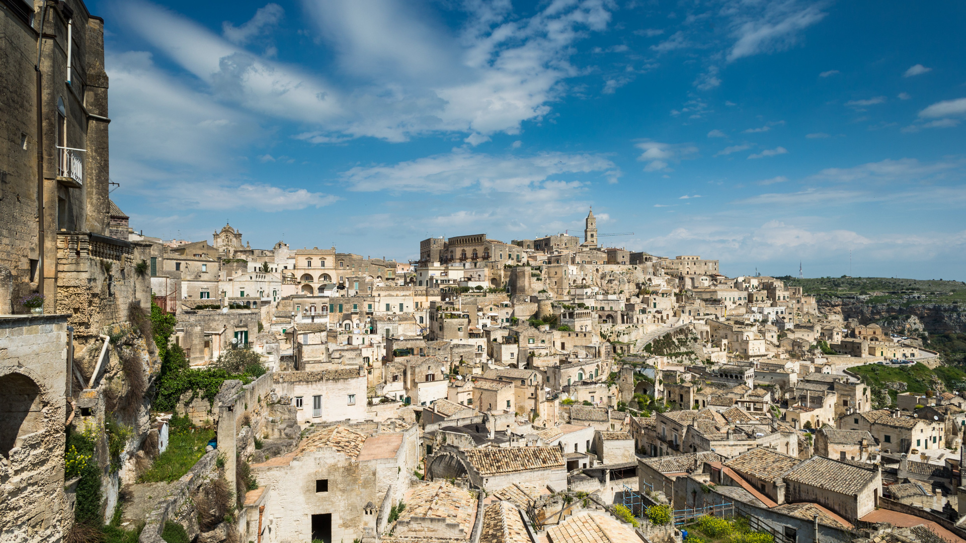 Edificios de Hormigón Blanco Bajo un Cielo Azul Durante el Día. Wallpaper in 1920x1080 Resolution