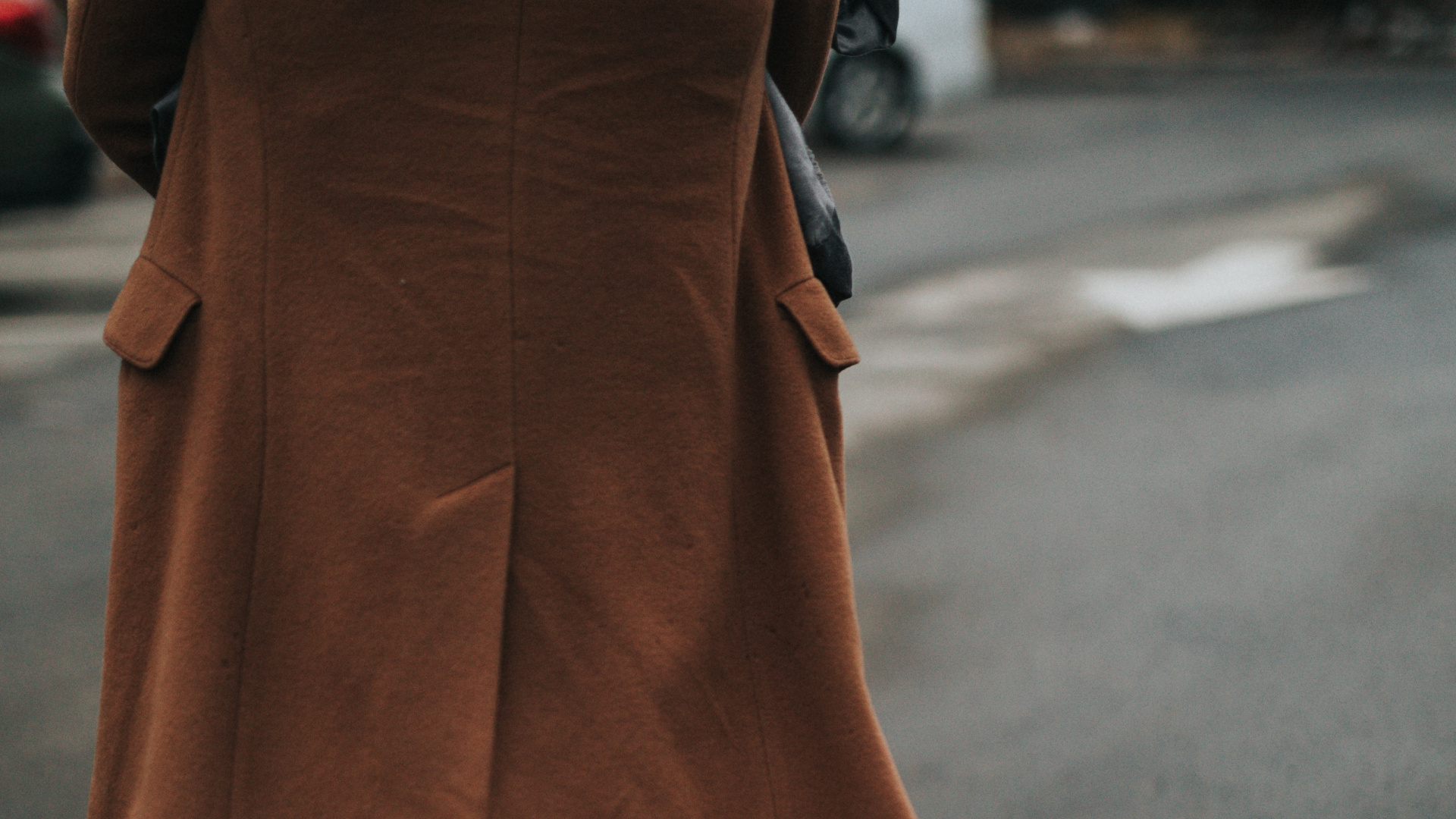 Personne en Manteau Marron et Pantalon Noir Portant Des Baskets Blanches. Wallpaper in 1920x1080 Resolution