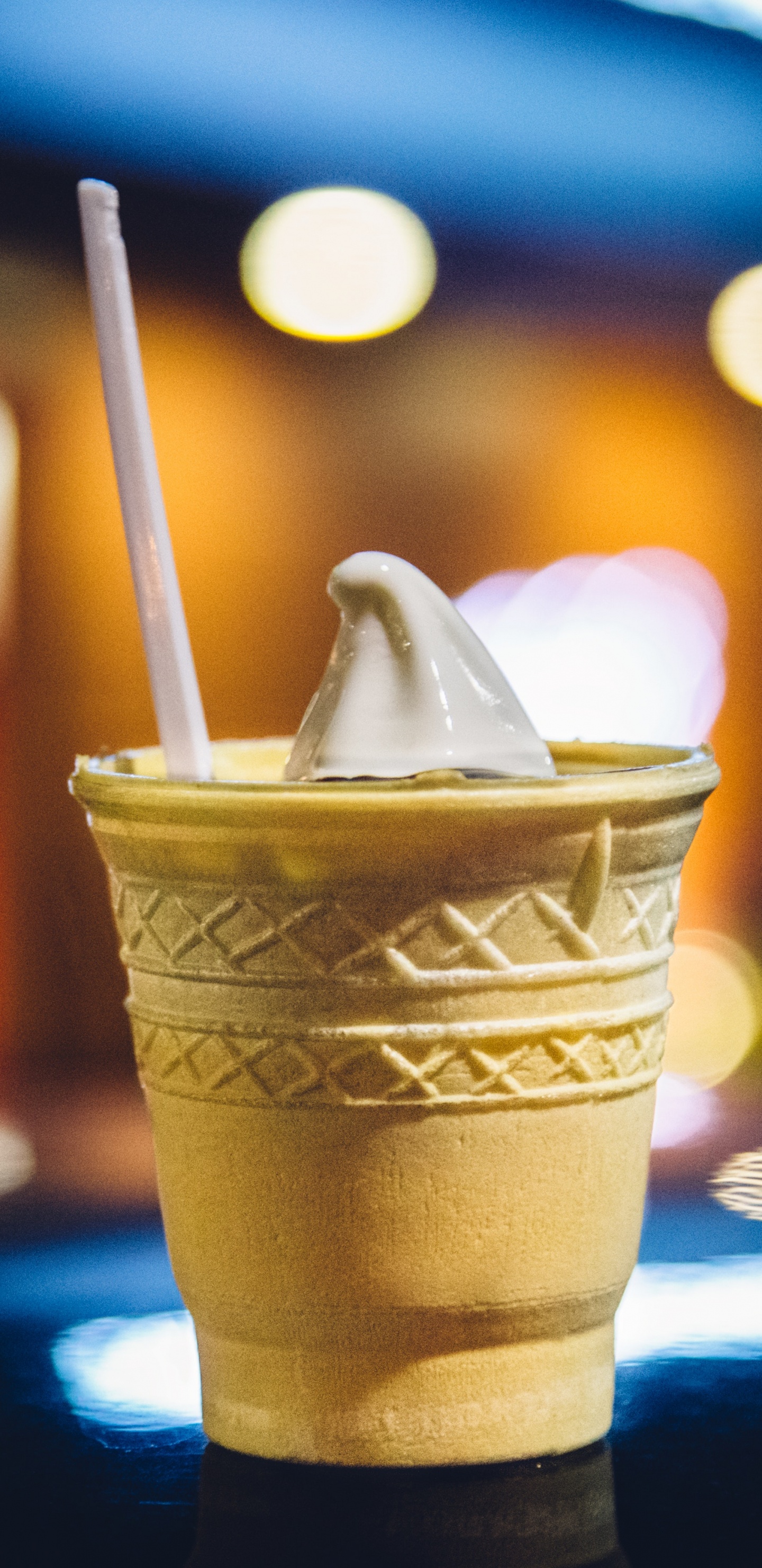 Vaso Desechable Marrón y Blanco Con Helado Encima. Wallpaper in 1440x2960 Resolution