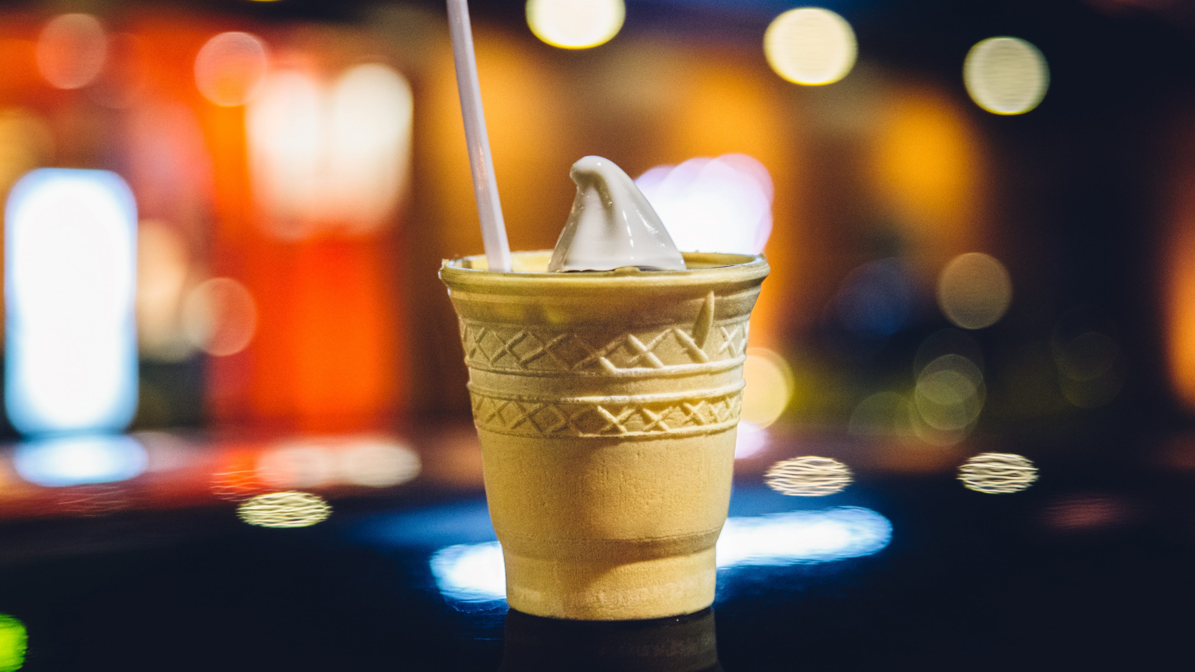 Braun-weißer Einwegbecher Mit Eis Oben Drauf. Wallpaper in 3840x2160 Resolution