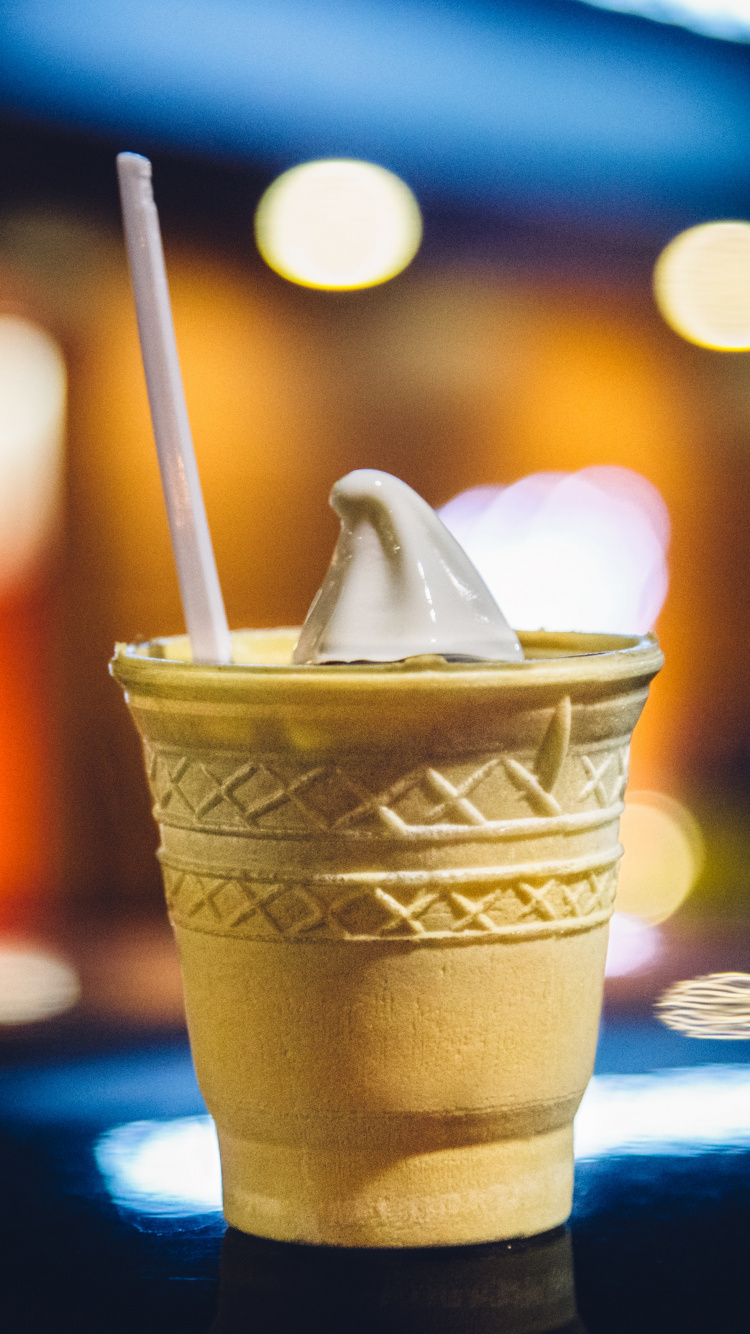 Braun-weißer Einwegbecher Mit Eis Oben Drauf. Wallpaper in 750x1334 Resolution