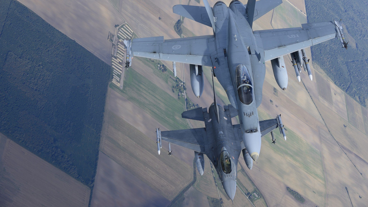 Avion de Chasse Gris Dans Les Airs Pendant la Journée. Wallpaper in 1280x720 Resolution