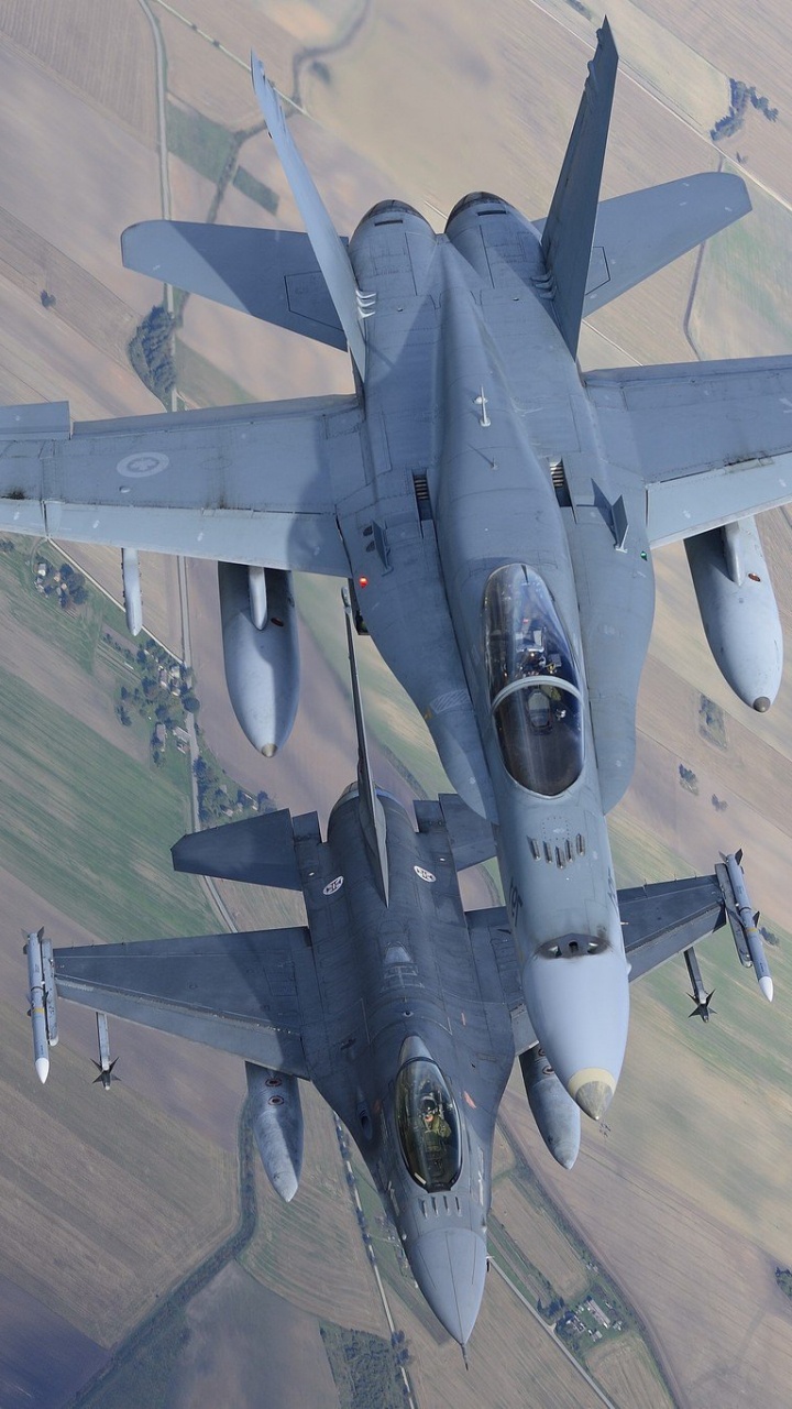 Avion de Chasse Gris Dans Les Airs Pendant la Journée. Wallpaper in 720x1280 Resolution