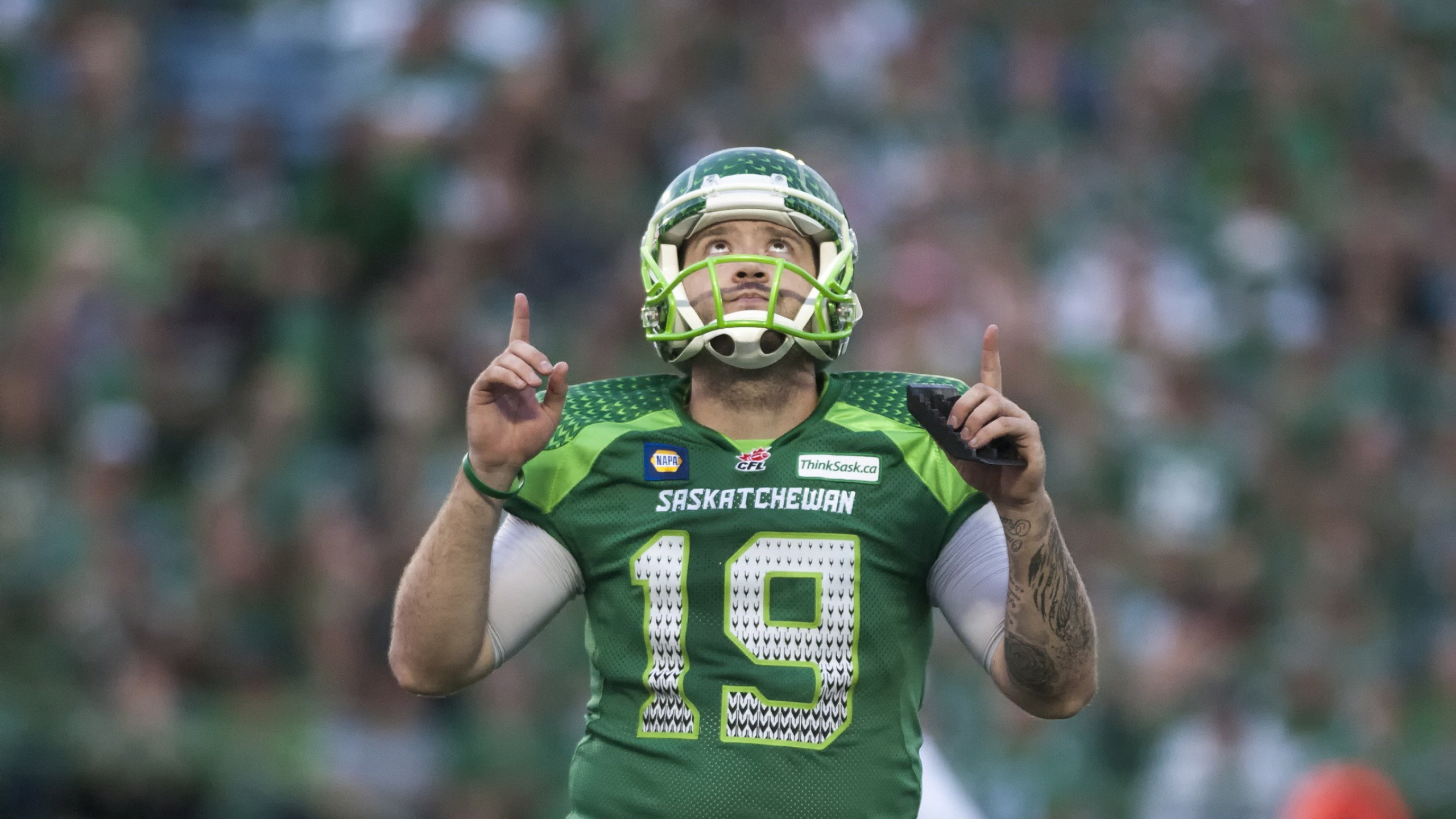 Homme en Maillot de Football Vert et Blanc. Wallpaper in 2560x1440 Resolution