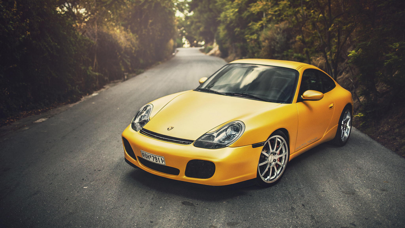 Porsche 911 Amarillo en la Carretera Durante el Día. Wallpaper in 1366x768 Resolution