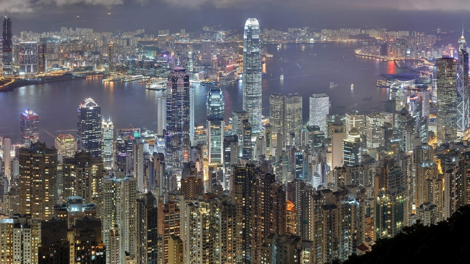 Vista Aérea de Los Edificios de la Ciudad Durante la Noche.. Wallpaper in 1920x1080 Resolution