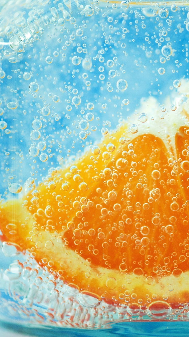 Fruit Orange Sur L'eau Bleue. Wallpaper in 750x1334 Resolution