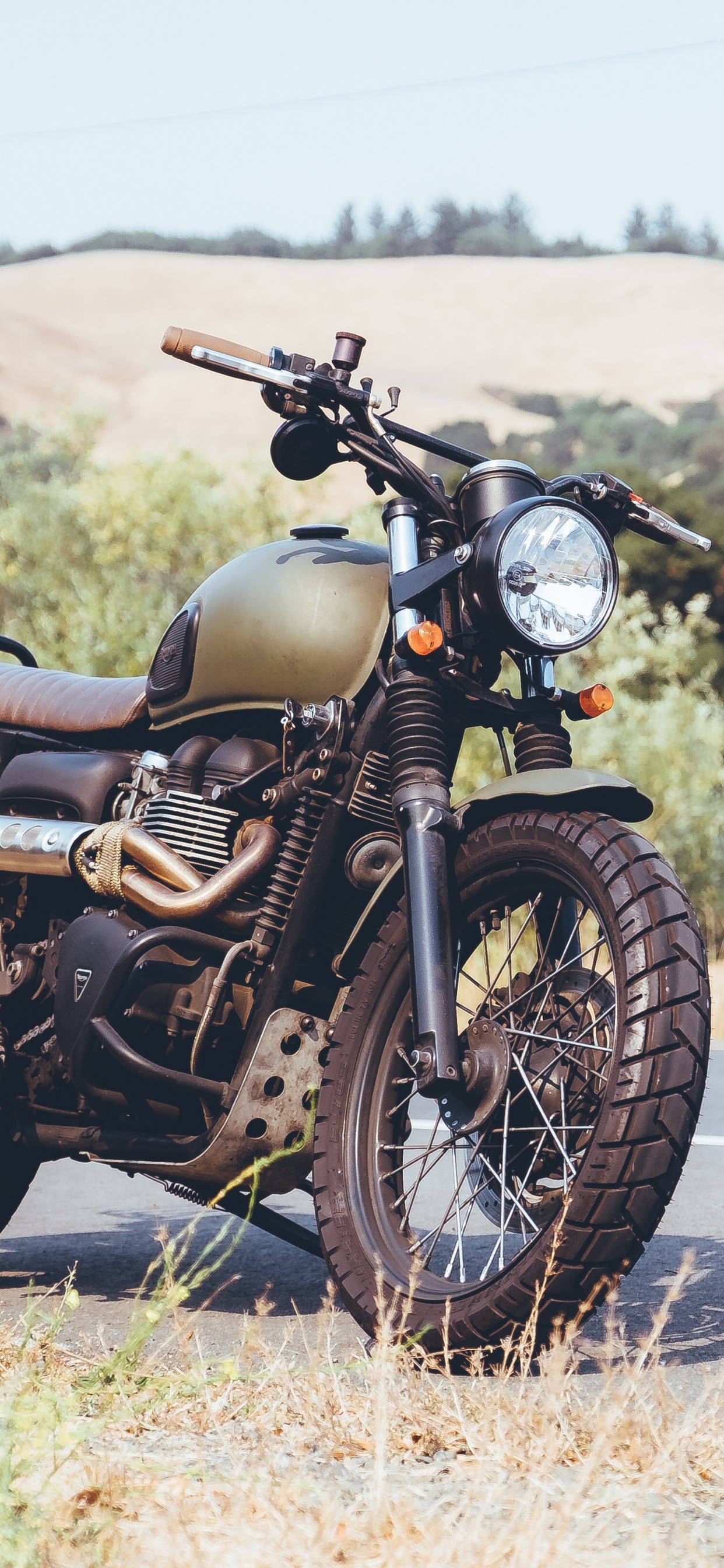 Moto Noir et Gris Sur Route Pendant la Journée. Wallpaper in 1242x2688 Resolution