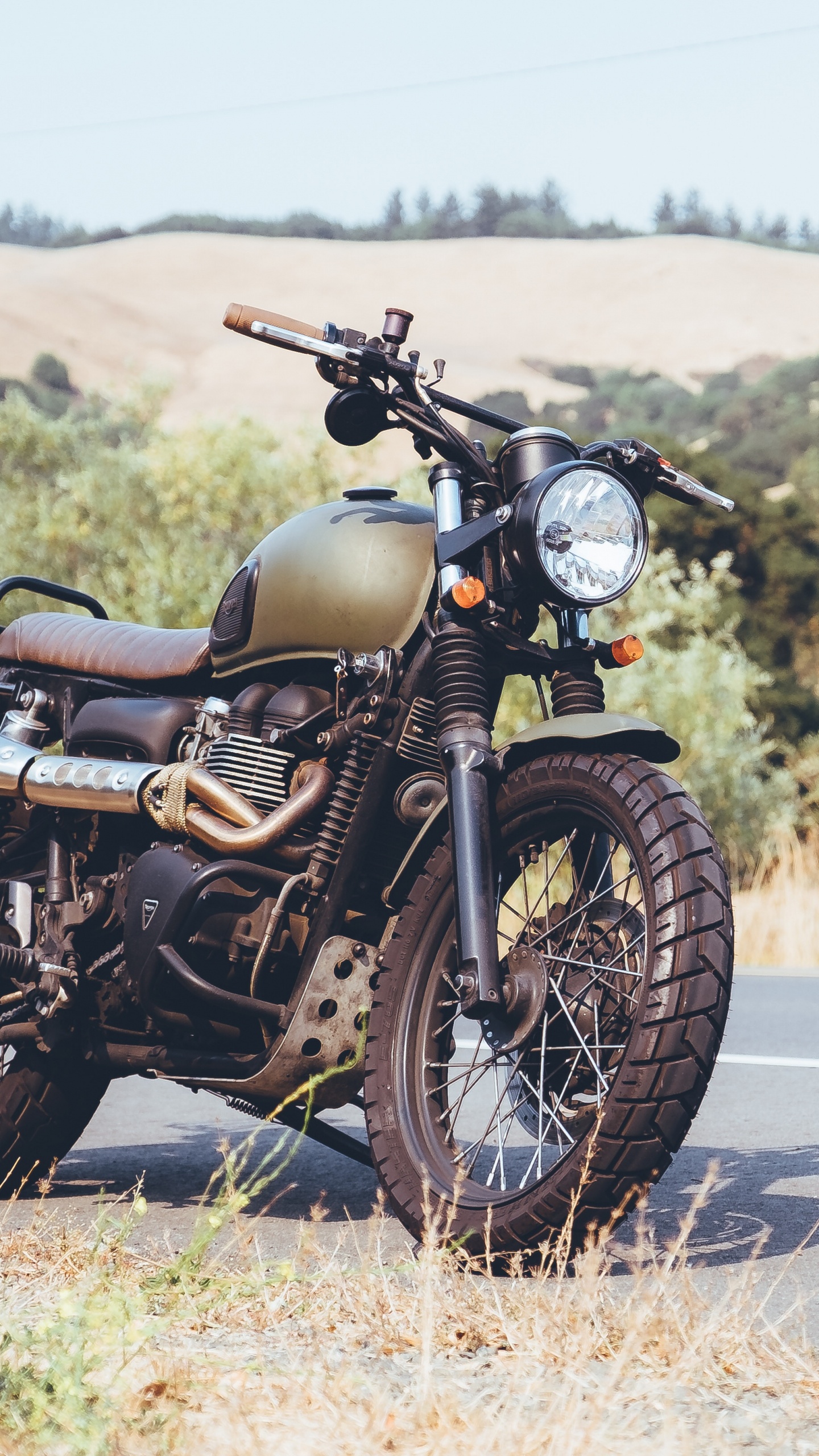 Moto Noir et Gris Sur Route Pendant la Journée. Wallpaper in 1440x2560 Resolution