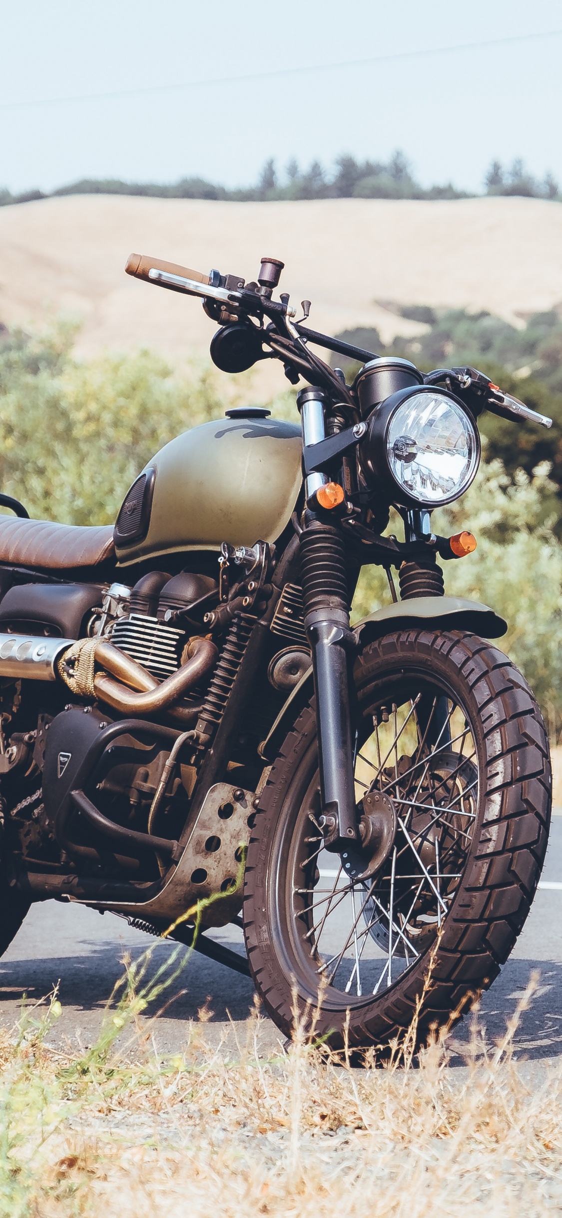 Motocicleta Negra y Gris en la Carretera Durante el Día. Wallpaper in 1125x2436 Resolution