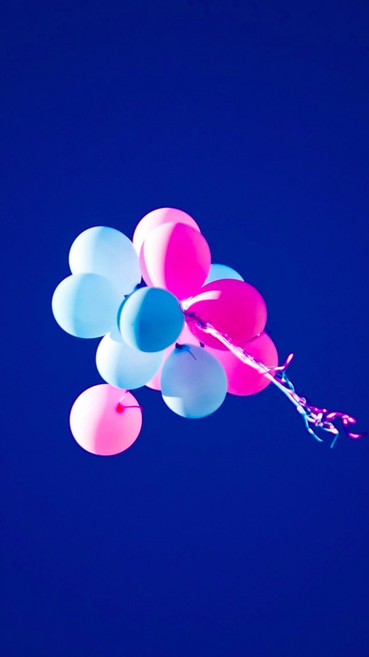Weiße Und Rosa Luftballons am Blauen Himmel. Wallpaper in 720x1280 Resolution
