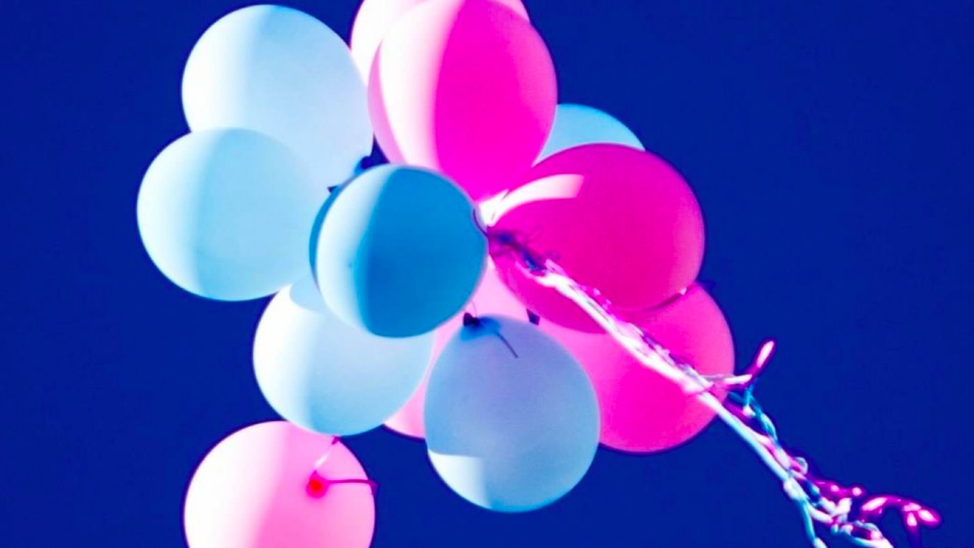 Globos Blancos y Rosados en el Cielo Azul. Wallpaper in 1366x768 Resolution