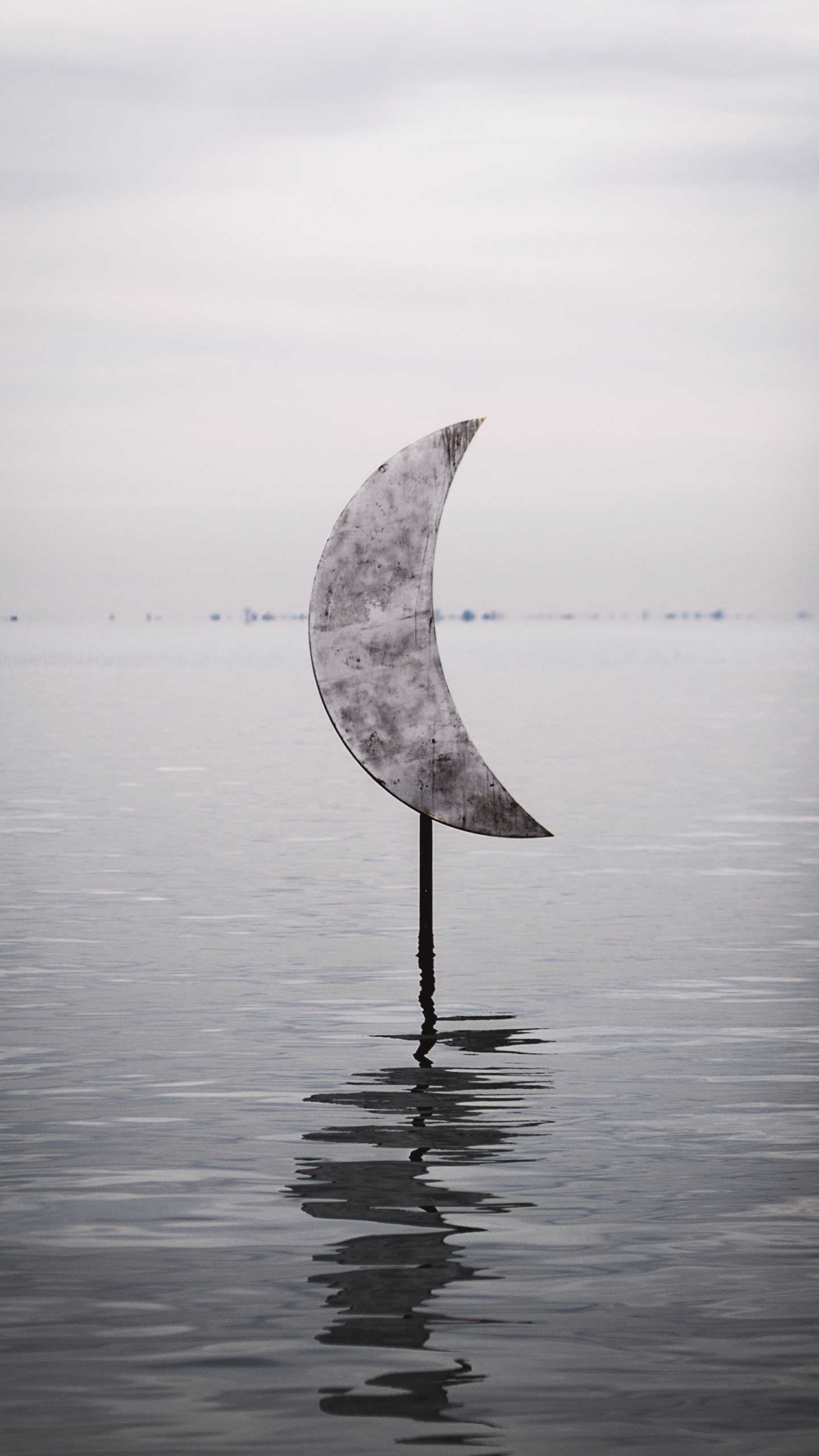 White Umbrella on Body of Water. Wallpaper in 1440x2560 Resolution