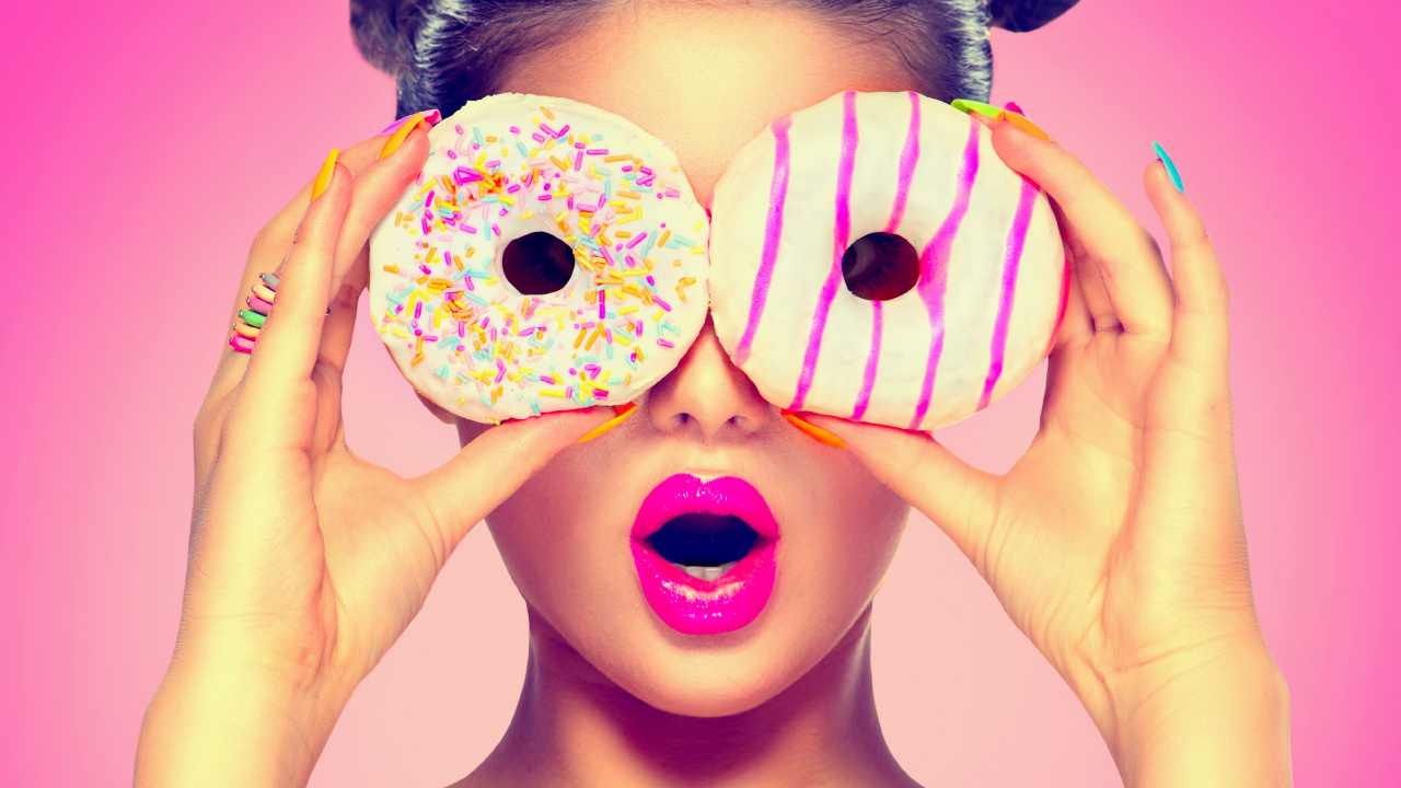 Girl With Pink and Yellow Polka Dot Eye Mask. Wallpaper in 1280x720 Resolution