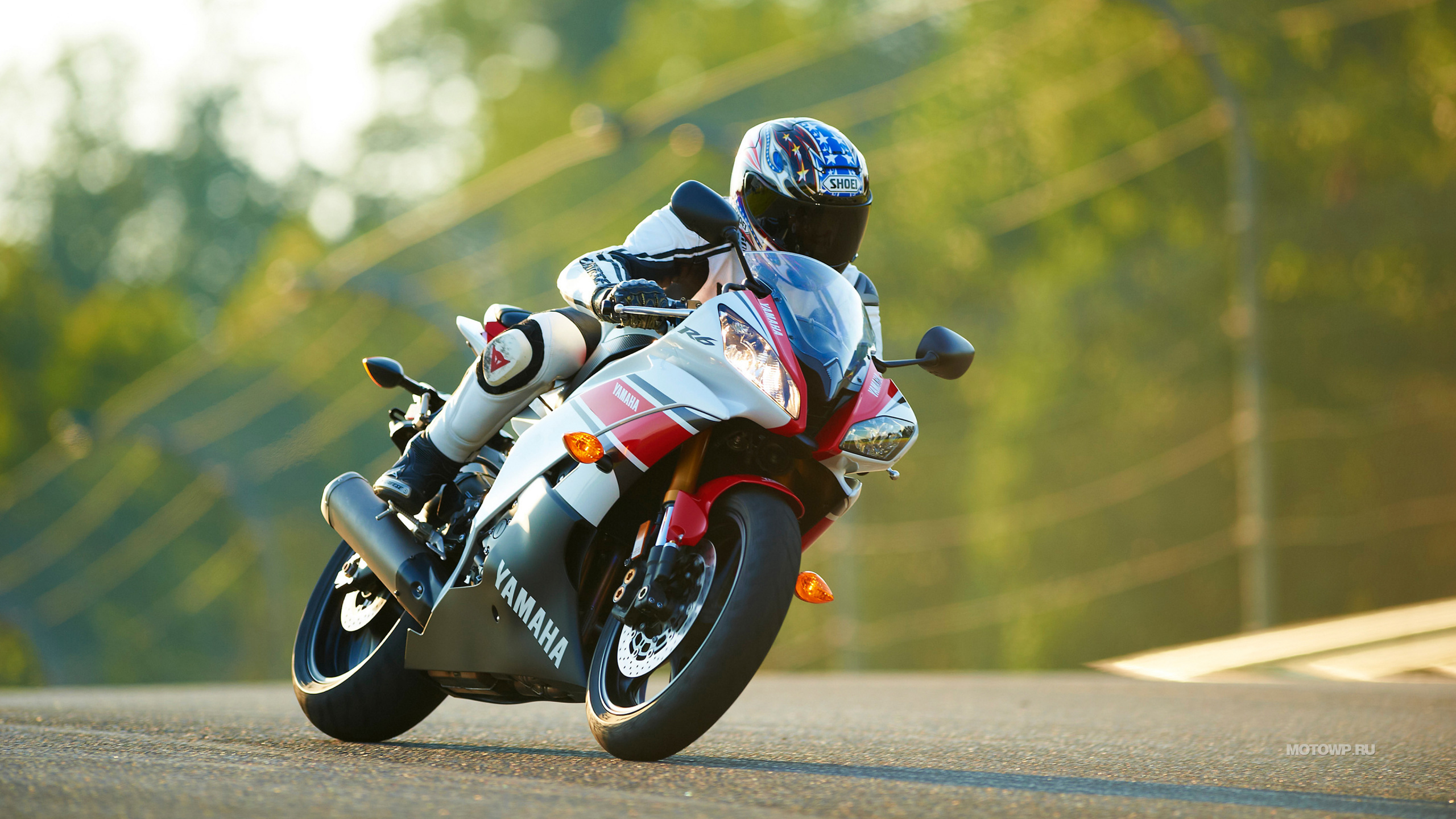 Homme en Costume de Moto Rouge et Blanc à Moto. Wallpaper in 2560x1440 Resolution