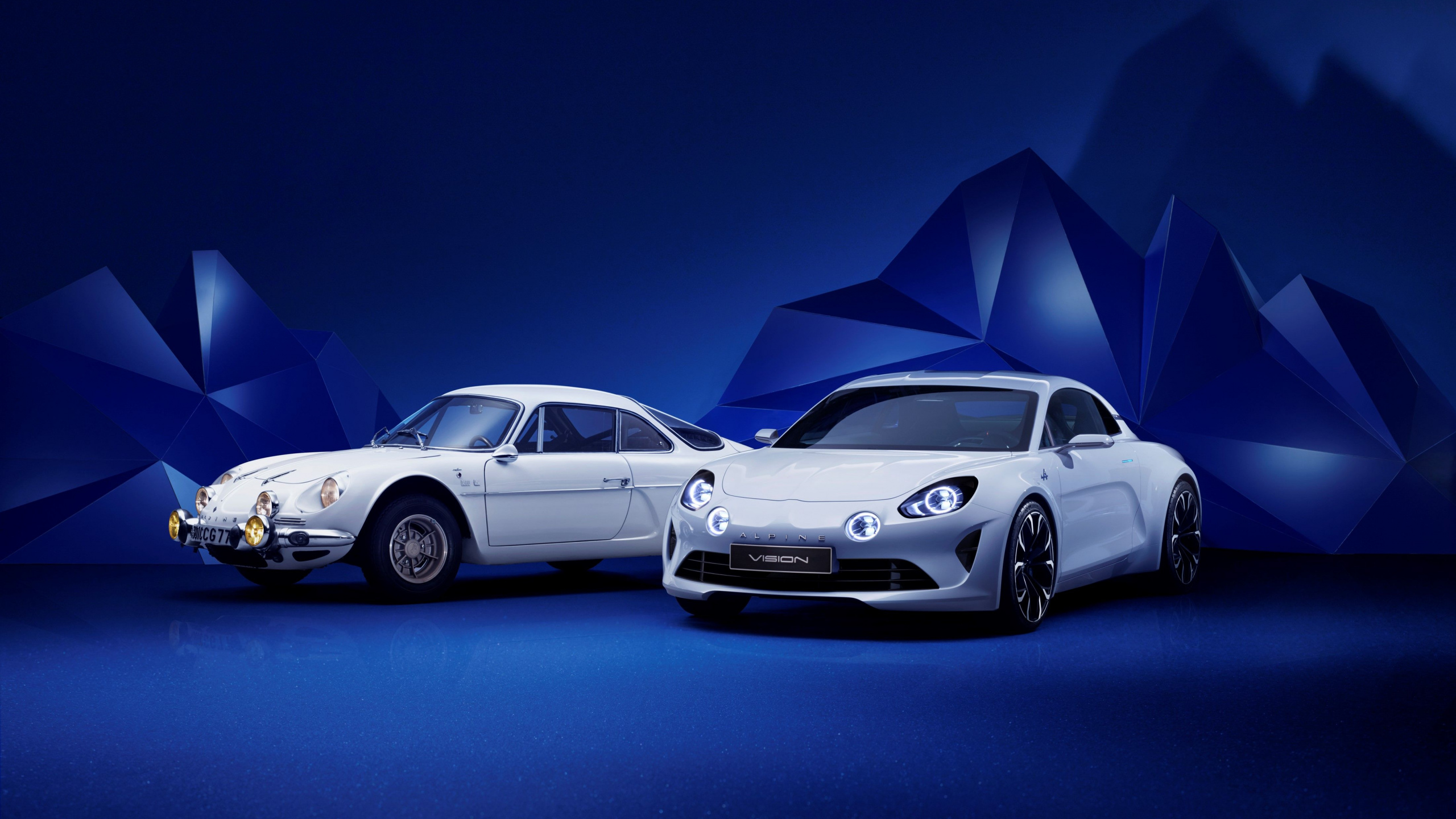 Mercedes Benz Coupé Blanc Sur Fond Bleu. Wallpaper in 2560x1440 Resolution