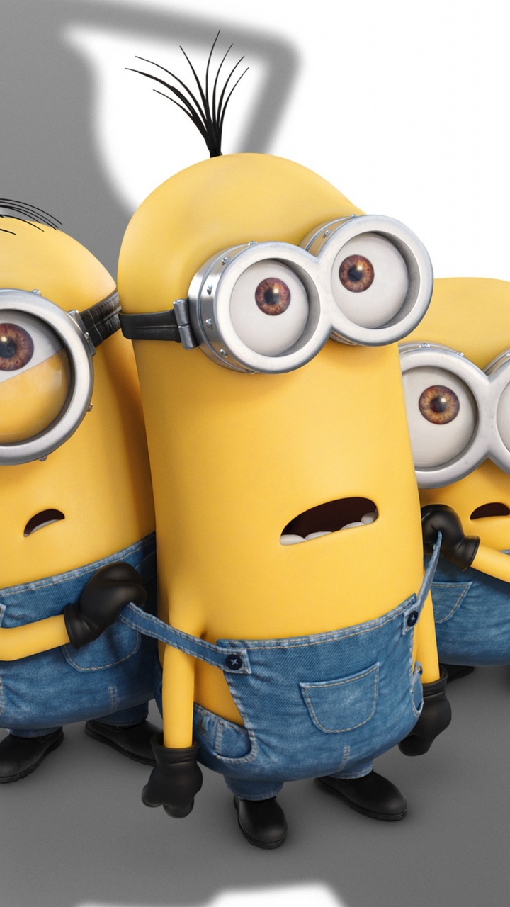 2 Eyed Minion Holding Banana. Wallpaper in 720x1280 Resolution