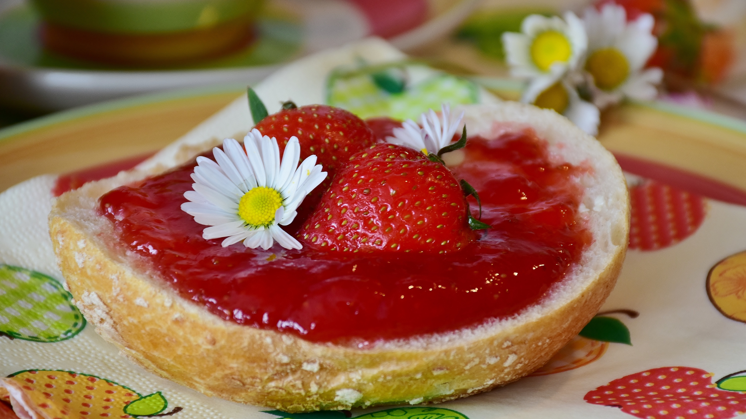 Strawberry on Bread With Cream on Top. Wallpaper in 2560x1440 Resolution