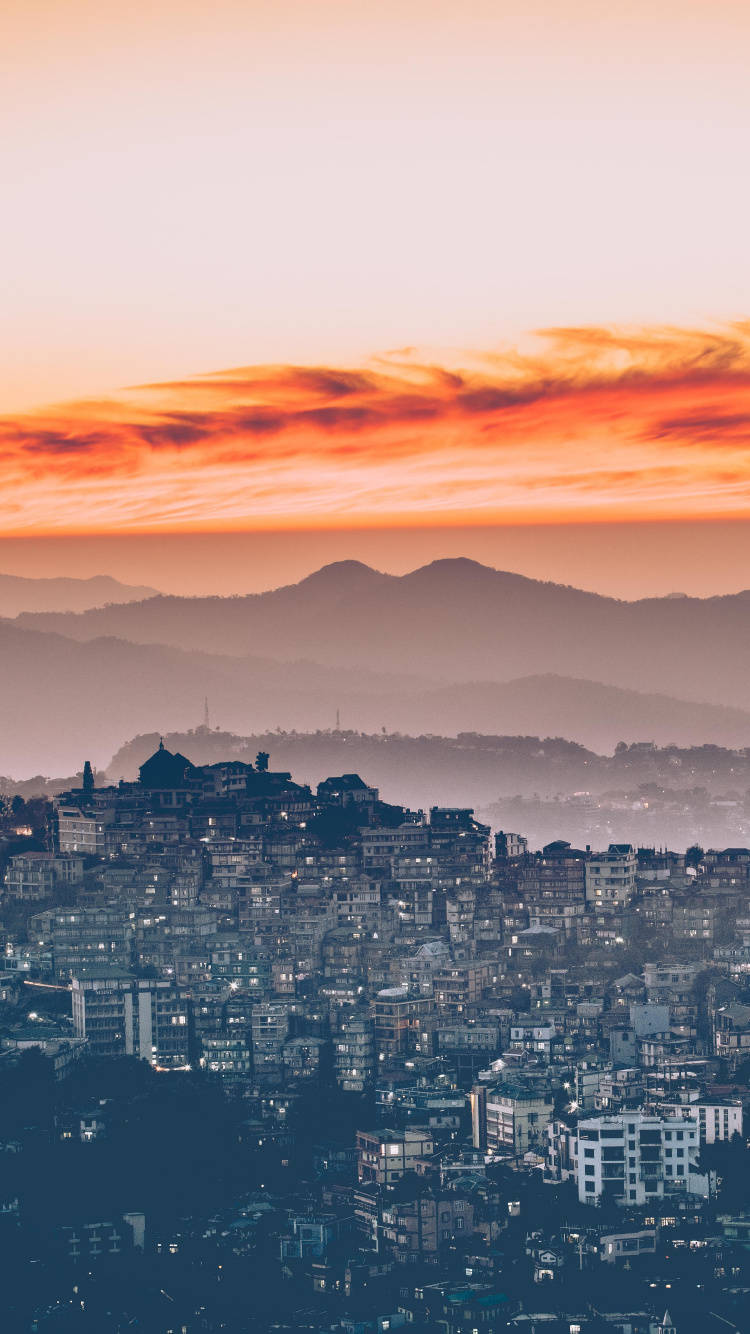 Vue Aérienne de la Ville au Coucher du Soleil. Wallpaper in 750x1334 Resolution