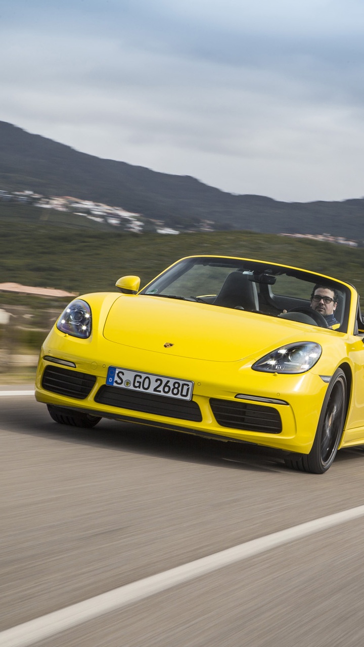 Porsche 911 Jaune Sur Route Pendant la Journée. Wallpaper in 720x1280 Resolution