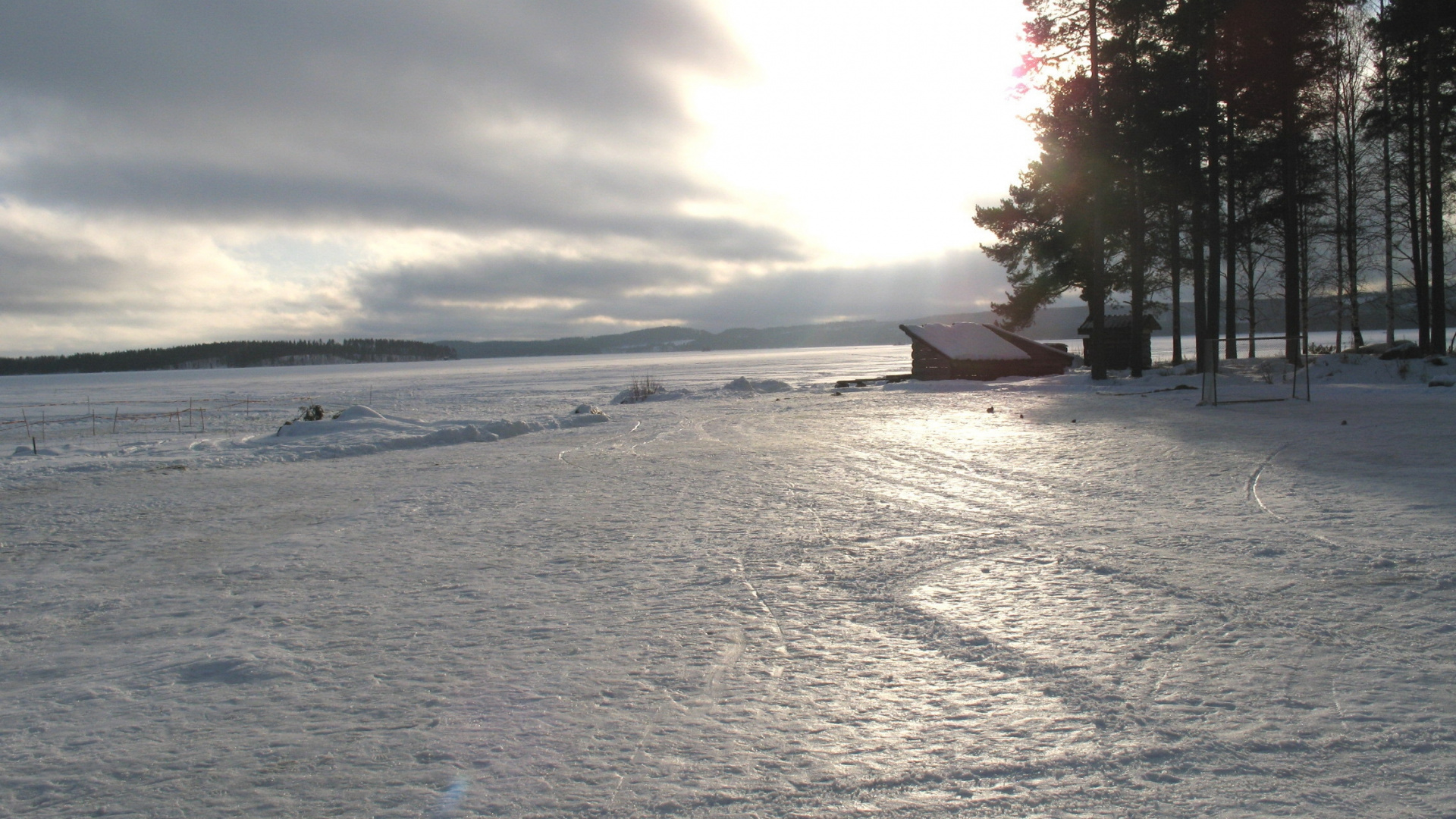 Arbres Verts Sur Sol Couvert de Neige Sous un Ciel Nuageux Blanc Pendant la Journée. Wallpaper in 1920x1080 Resolution