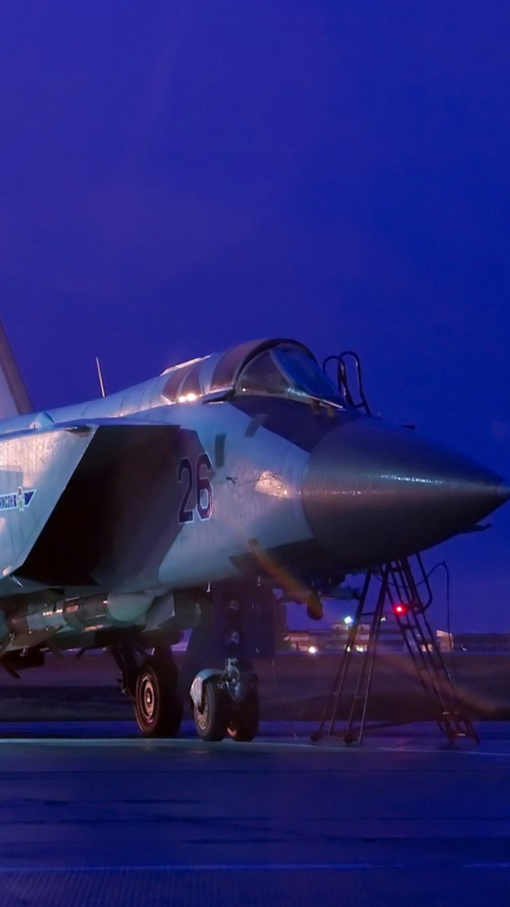 Grauer Kampfjet am Himmel. Wallpaper in 720x1280 Resolution