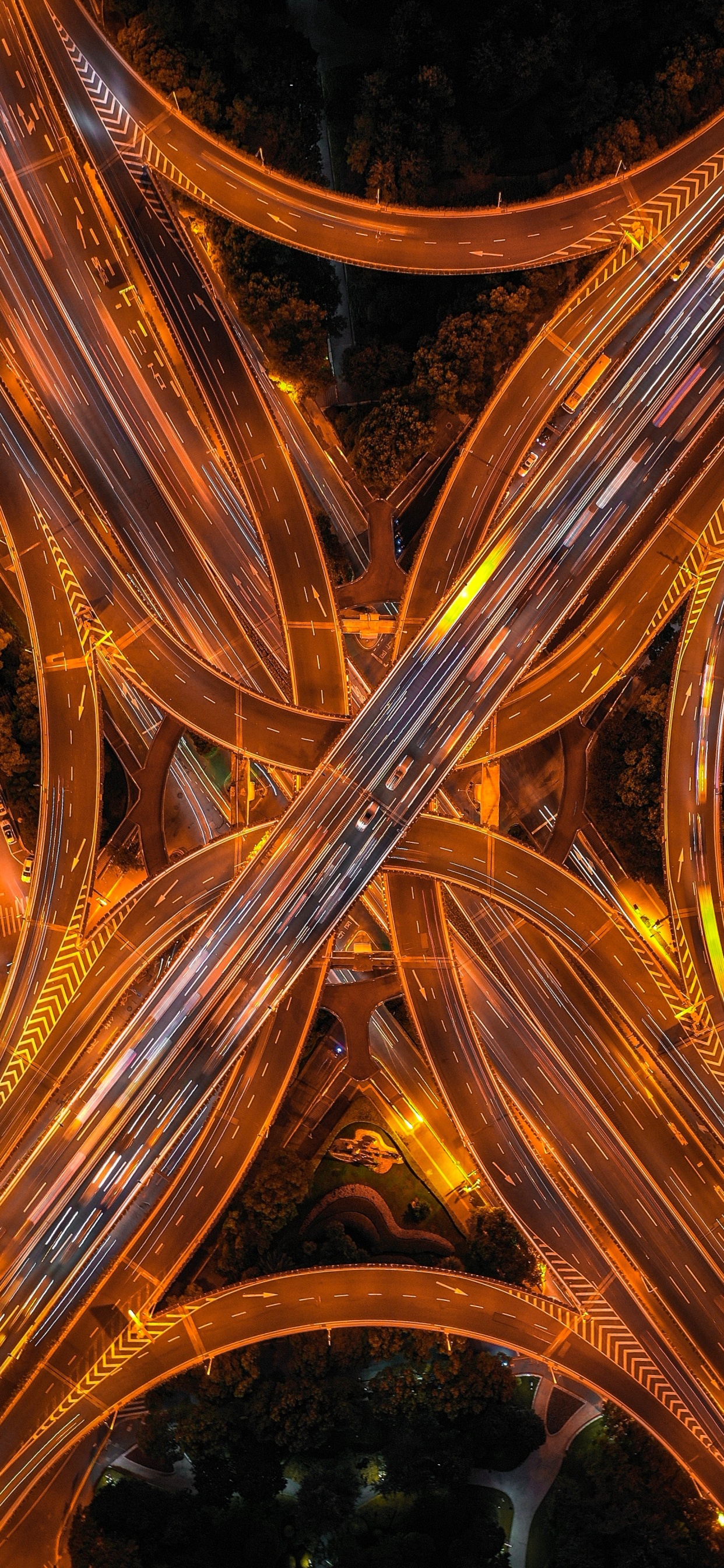 Luces Azules y Amarillas en un Edificio. Wallpaper in 1242x2688 Resolution